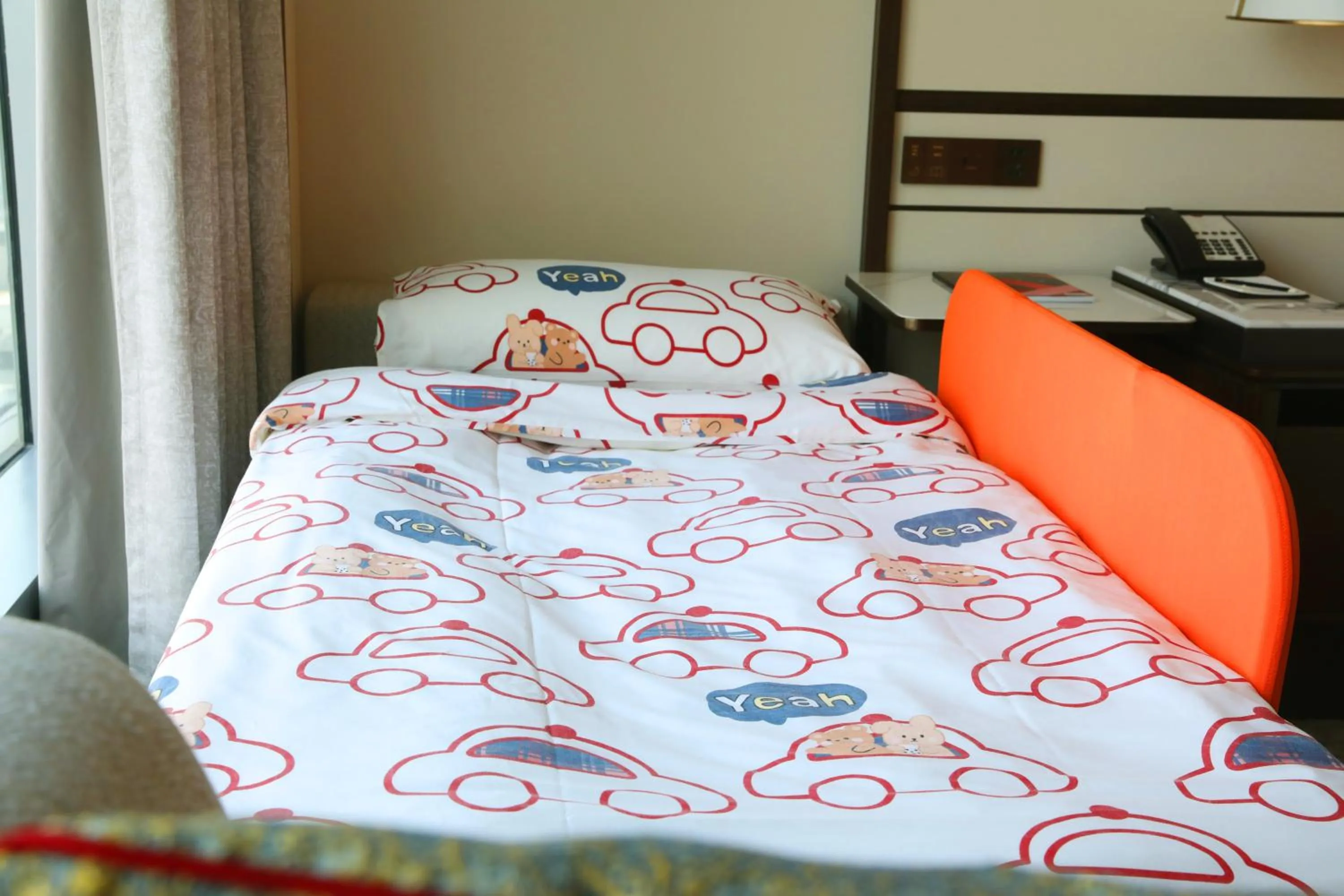 Bed in Shangri-La Qiantan, Shanghai - Steps away from the Oriental Sports Center, and easy reach the vibrant art scene of West Bund