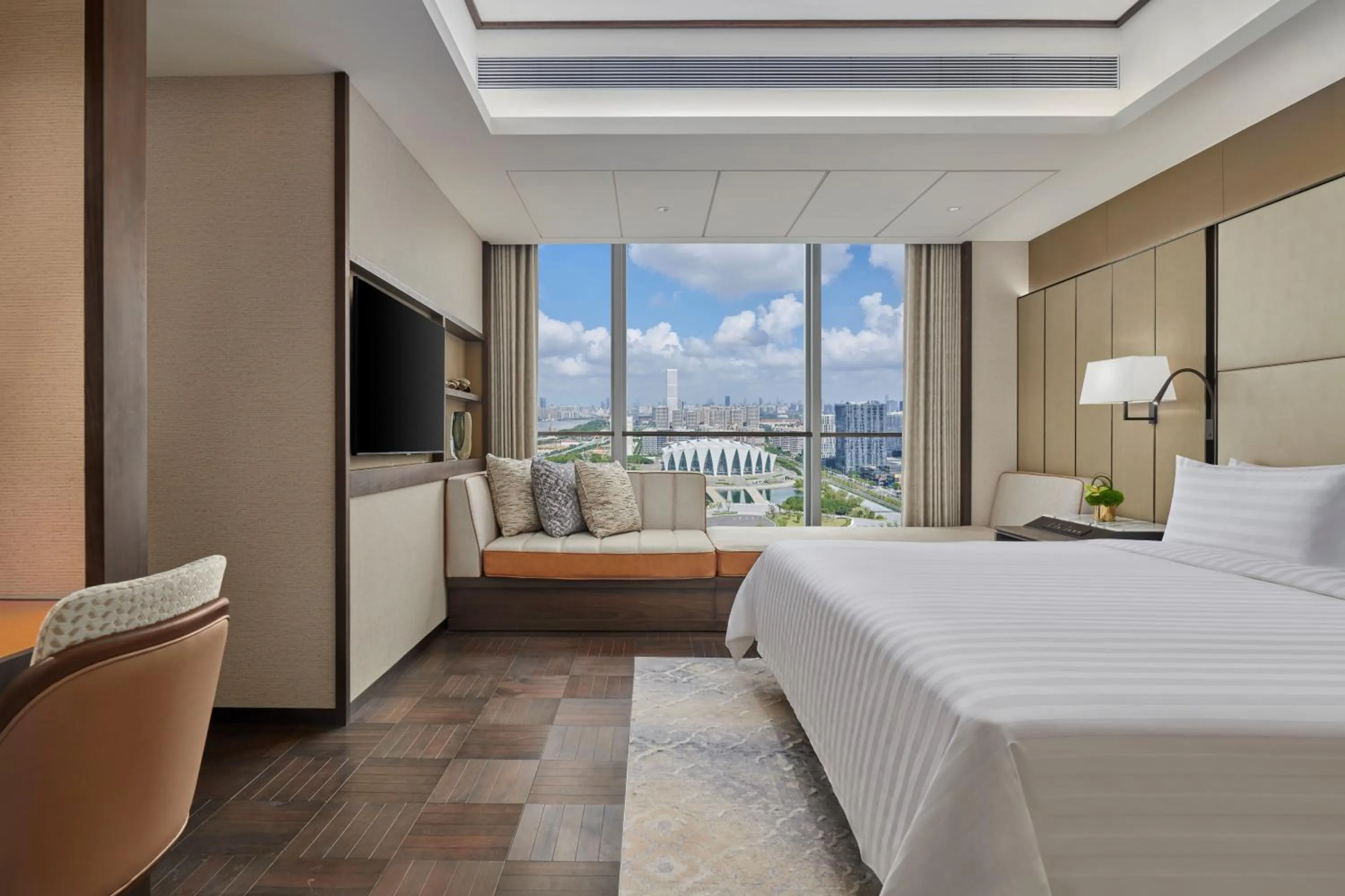 Photo of the whole room, Bed in Shangri-La Qiantan, Shanghai - Steps away from the Oriental Sports Center, and easy reach the vibrant art scene of West Bund