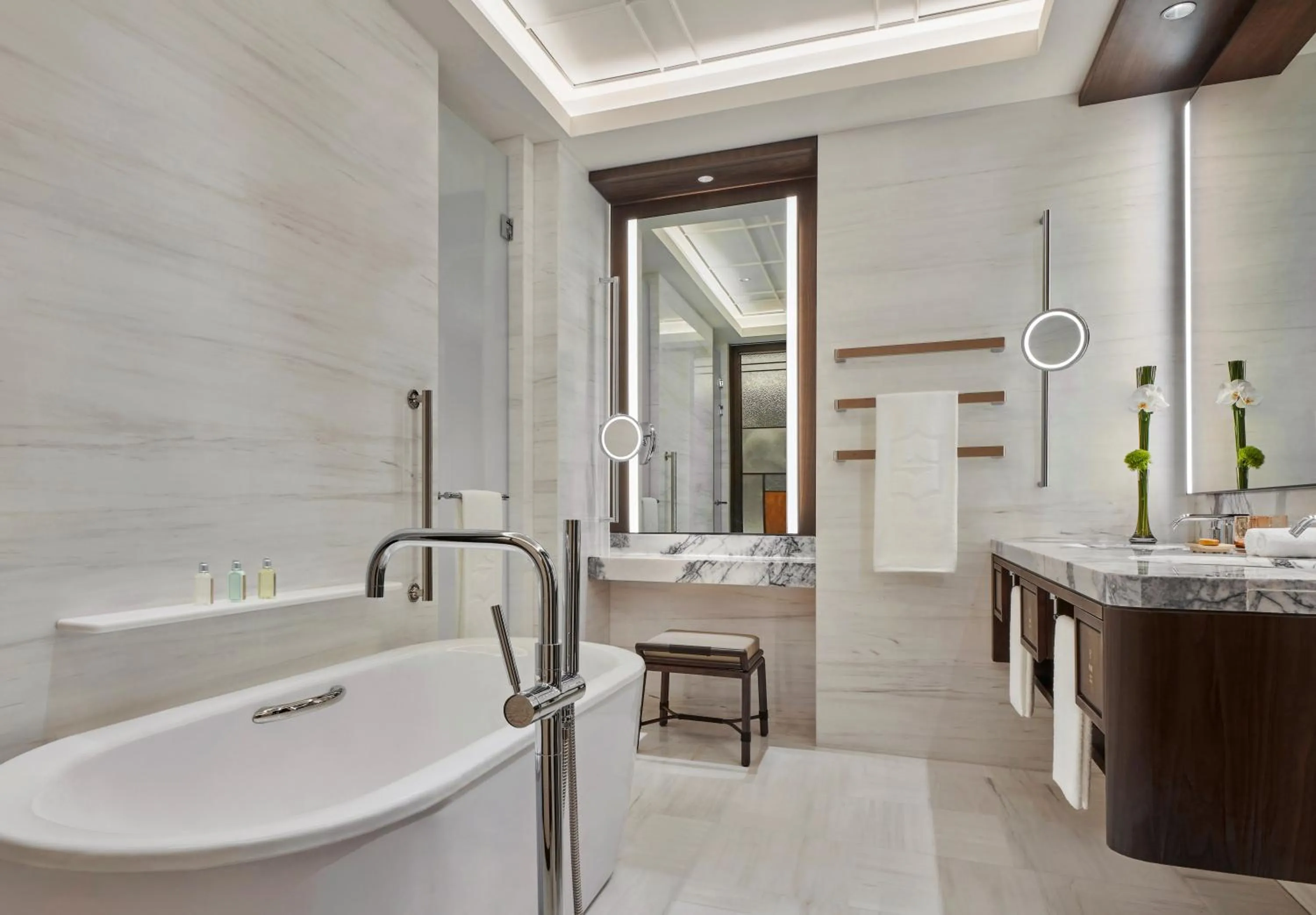 Bathroom in Shangri-La Qiantan, Shanghai - Steps away from the Oriental Sports Center, and easy reach the vibrant art scene of West Bund