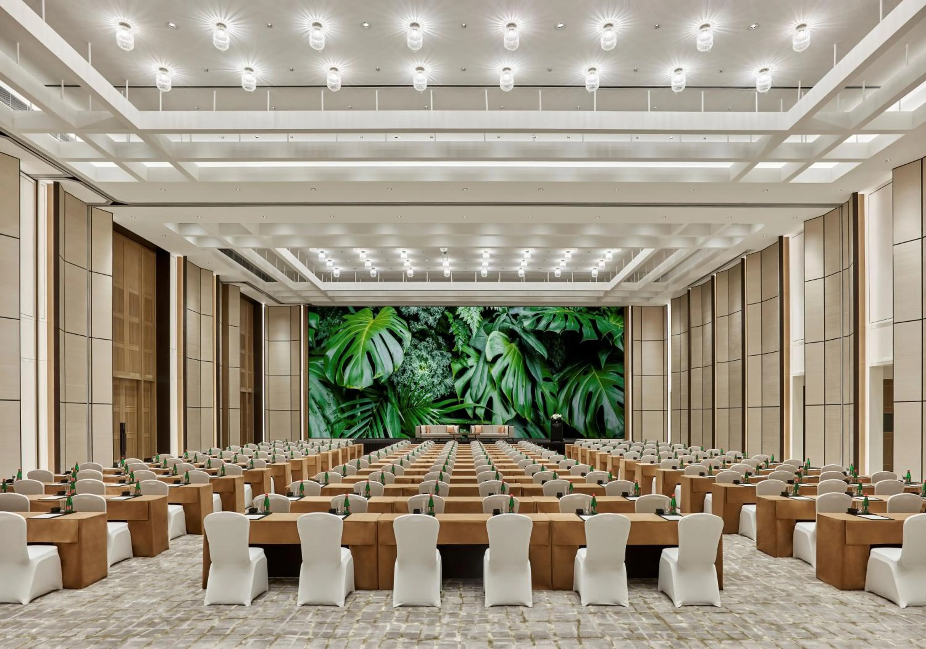 Business facilities in Shangri-La Qiantan, Shanghai - Steps away from the Oriental Sports Center, and easy reach the vibrant art scene of West Bund