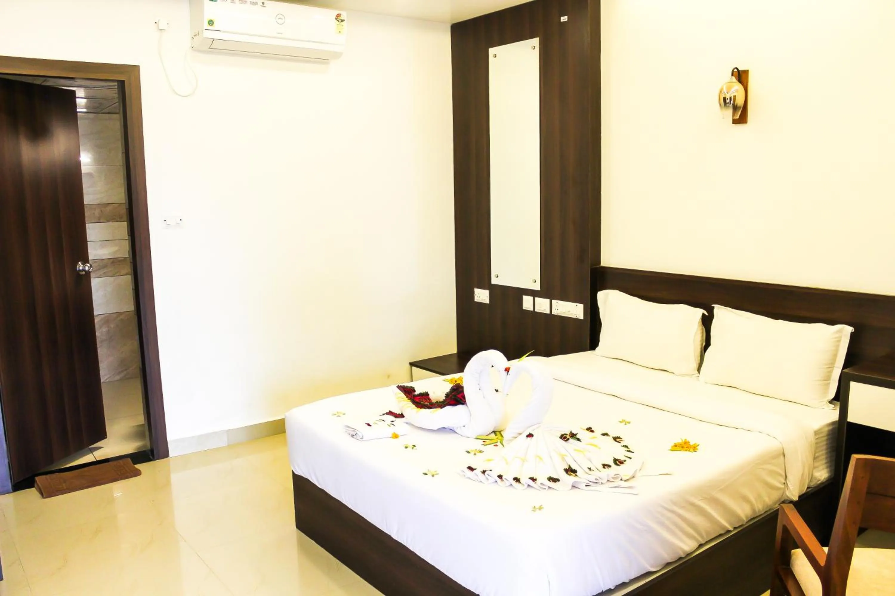 Bedroom, Bed in Ramee Wolkenburg Resort & Spa, Munnar