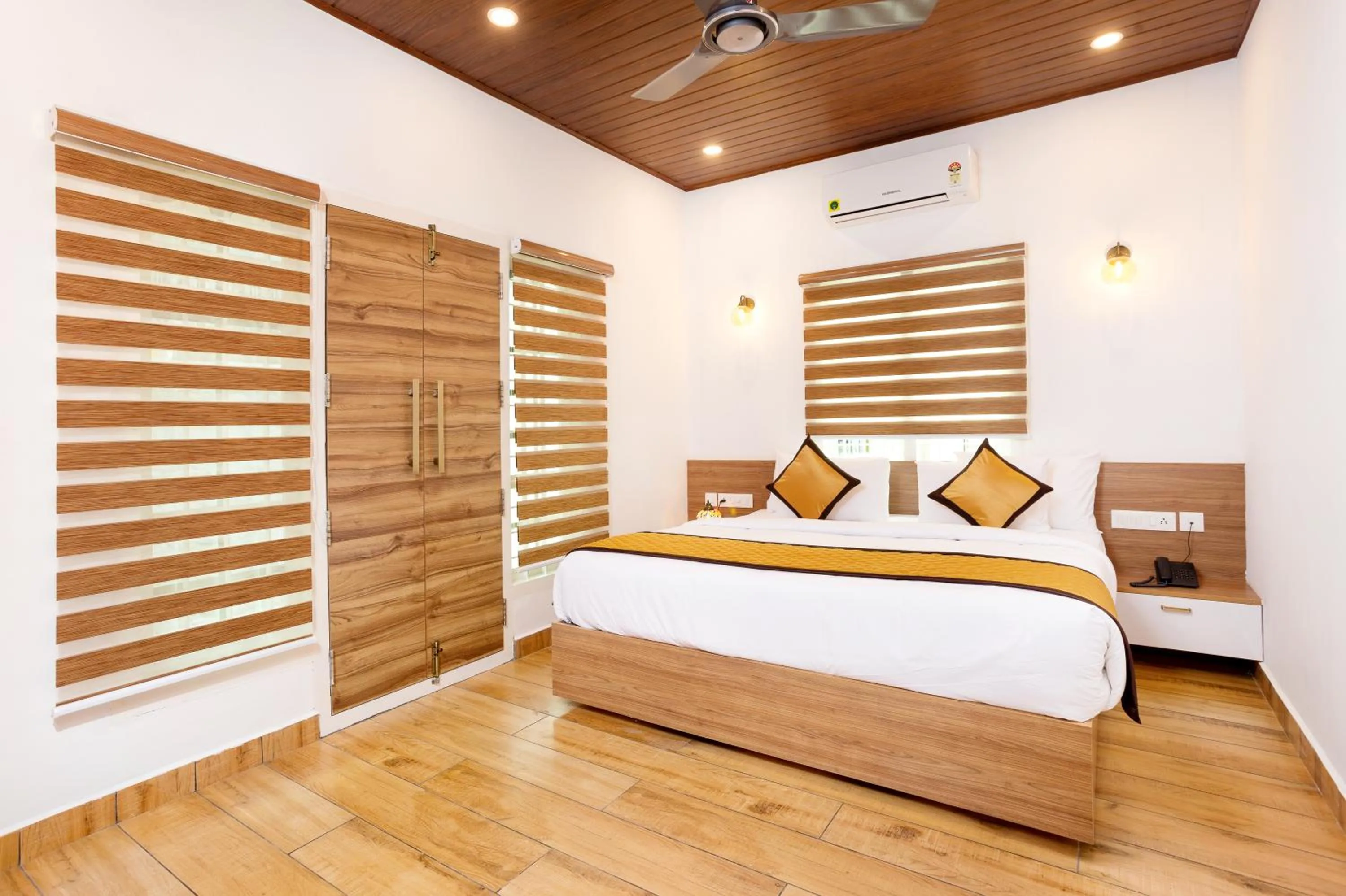 Photo of the whole room, Bed in Ramee Wolkenburg Resort & Spa, Munnar
