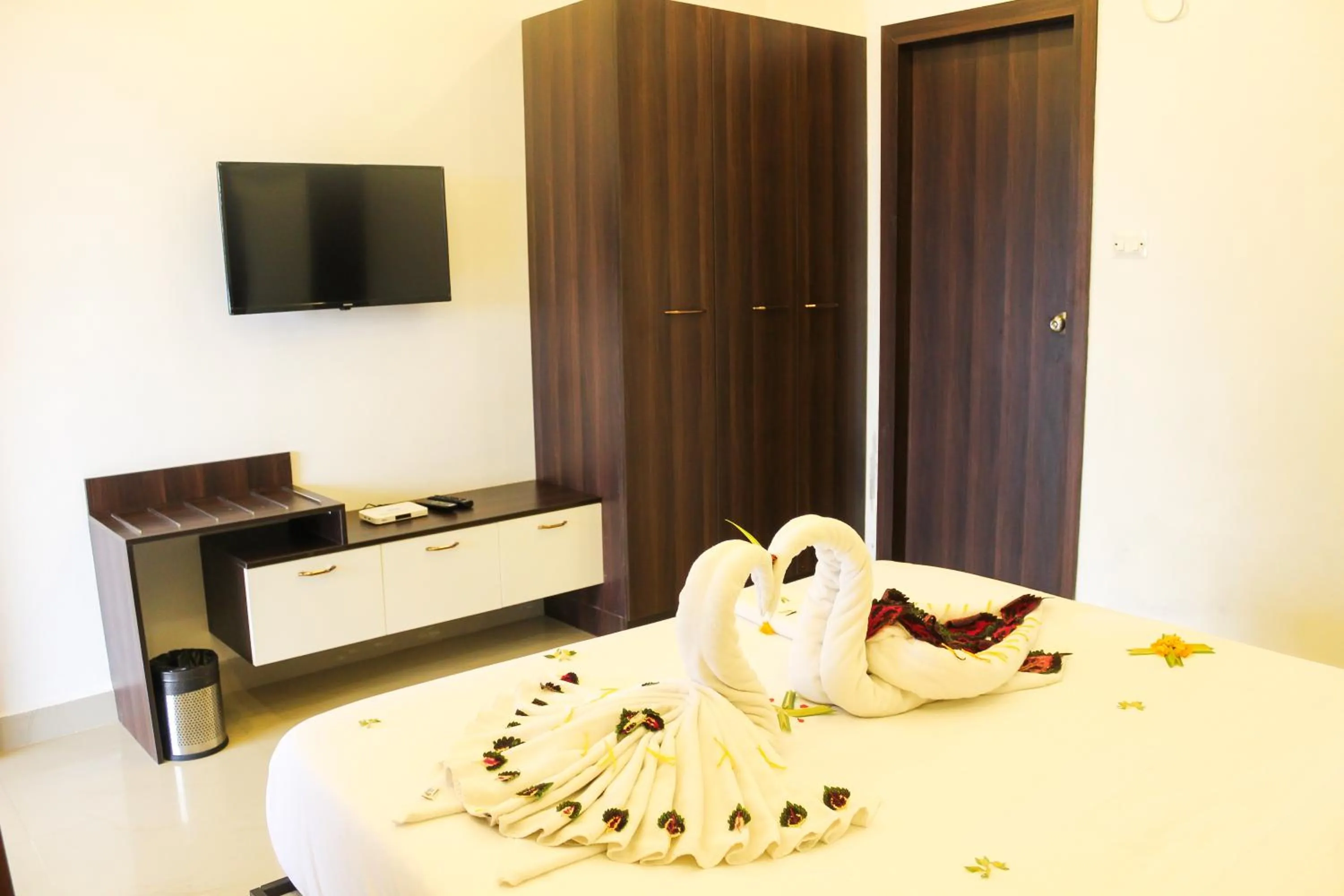 Bedroom, Bed in Ramee Wolkenburg Resort & Spa, Munnar