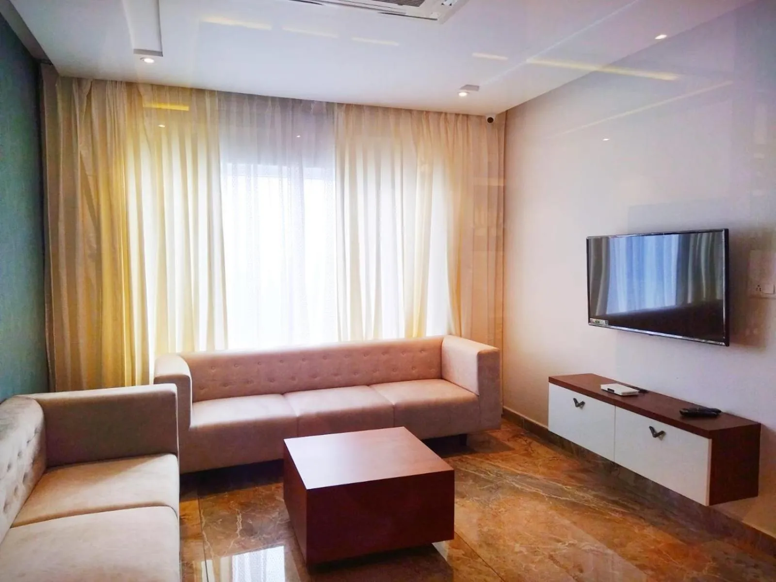 Lounge or bar in Ramee Wolkenburg Resort & Spa, Munnar