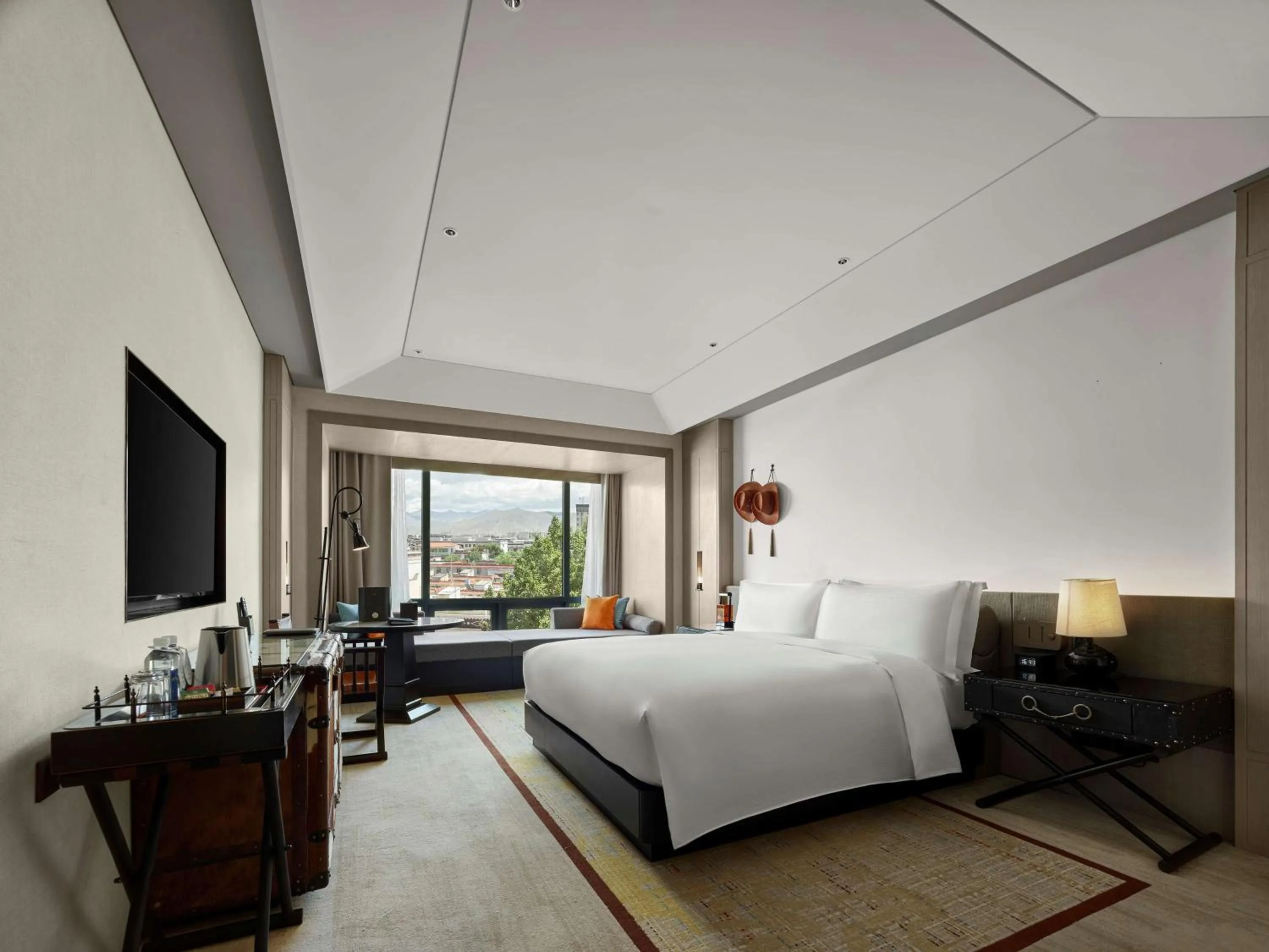 Living room, Bed in Hilton Shigatse