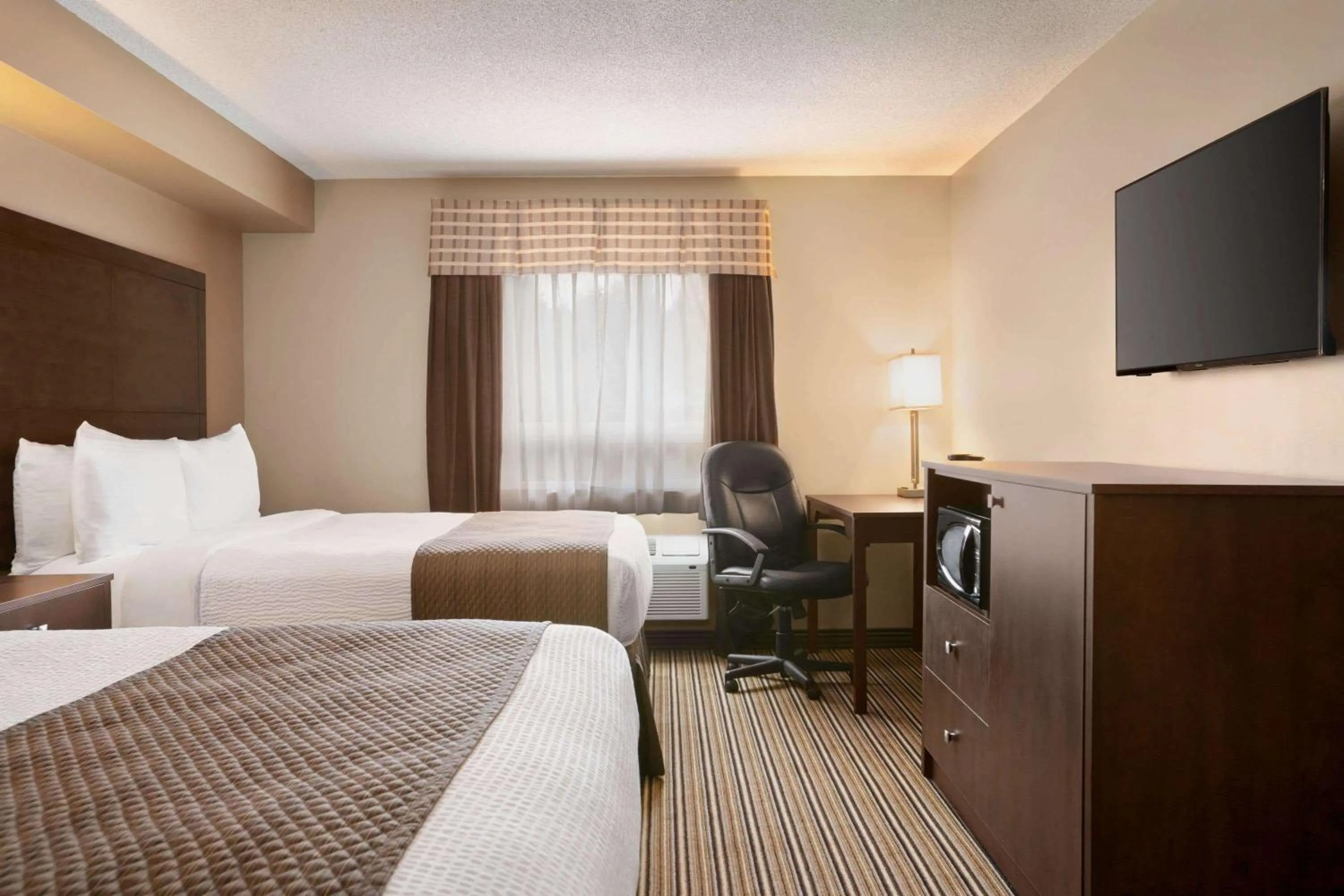 Photo of the whole room, Bed in Days Inn by Wyndham Leamington