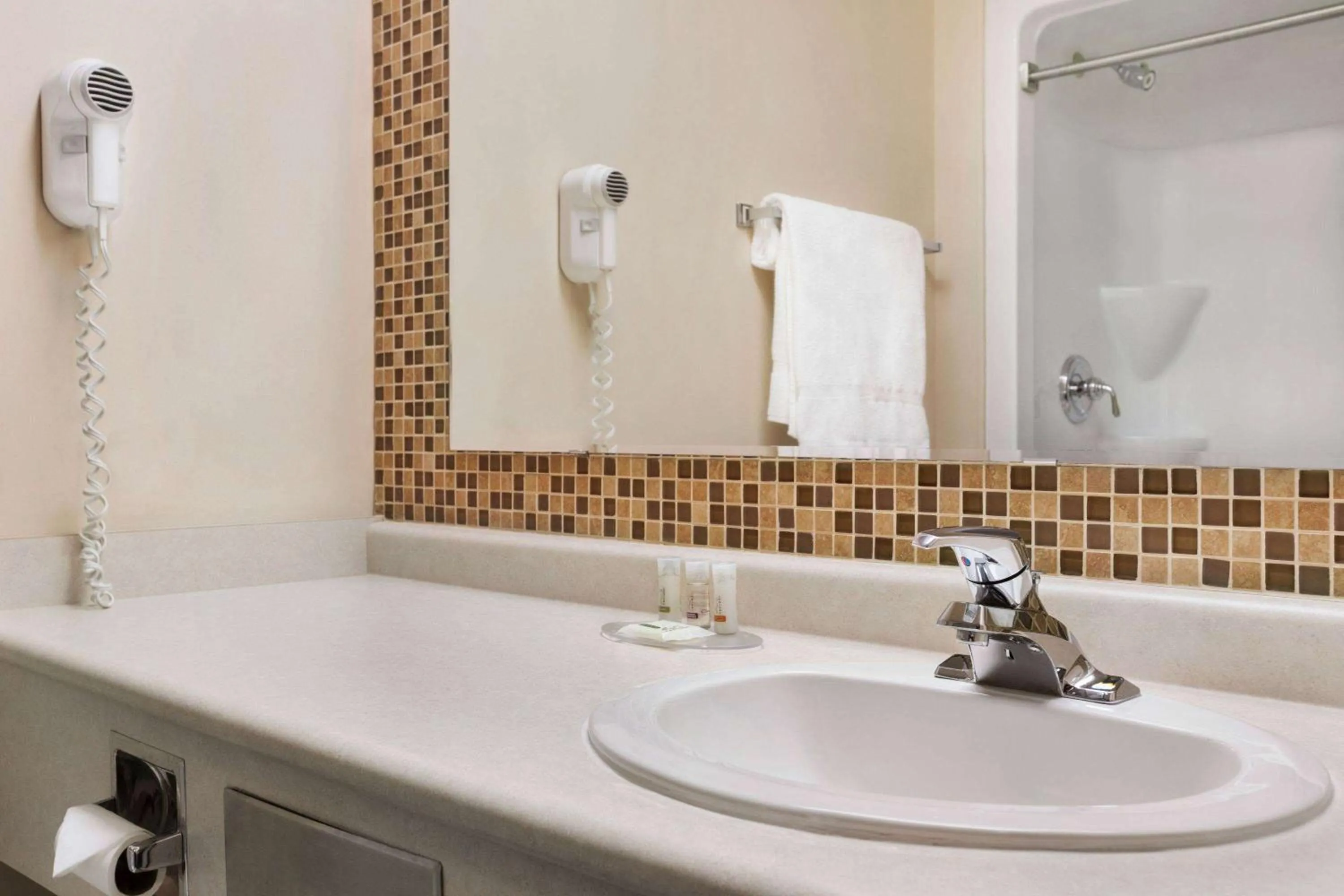 TV and multimedia in Days Inn by Wyndham Leamington