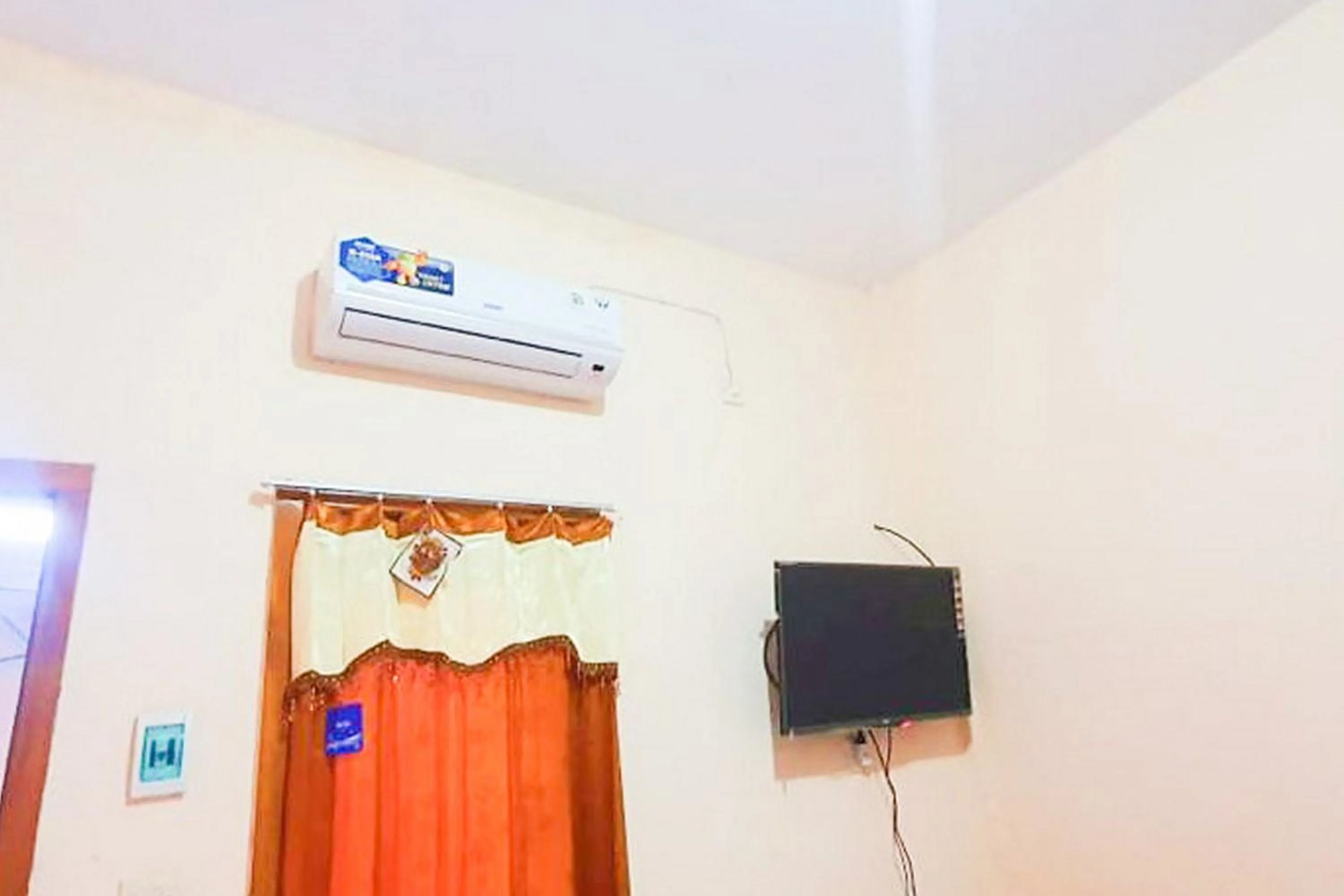 TV and multimedia in Green Kanca Syariah Guest House Mitra RedDoorz