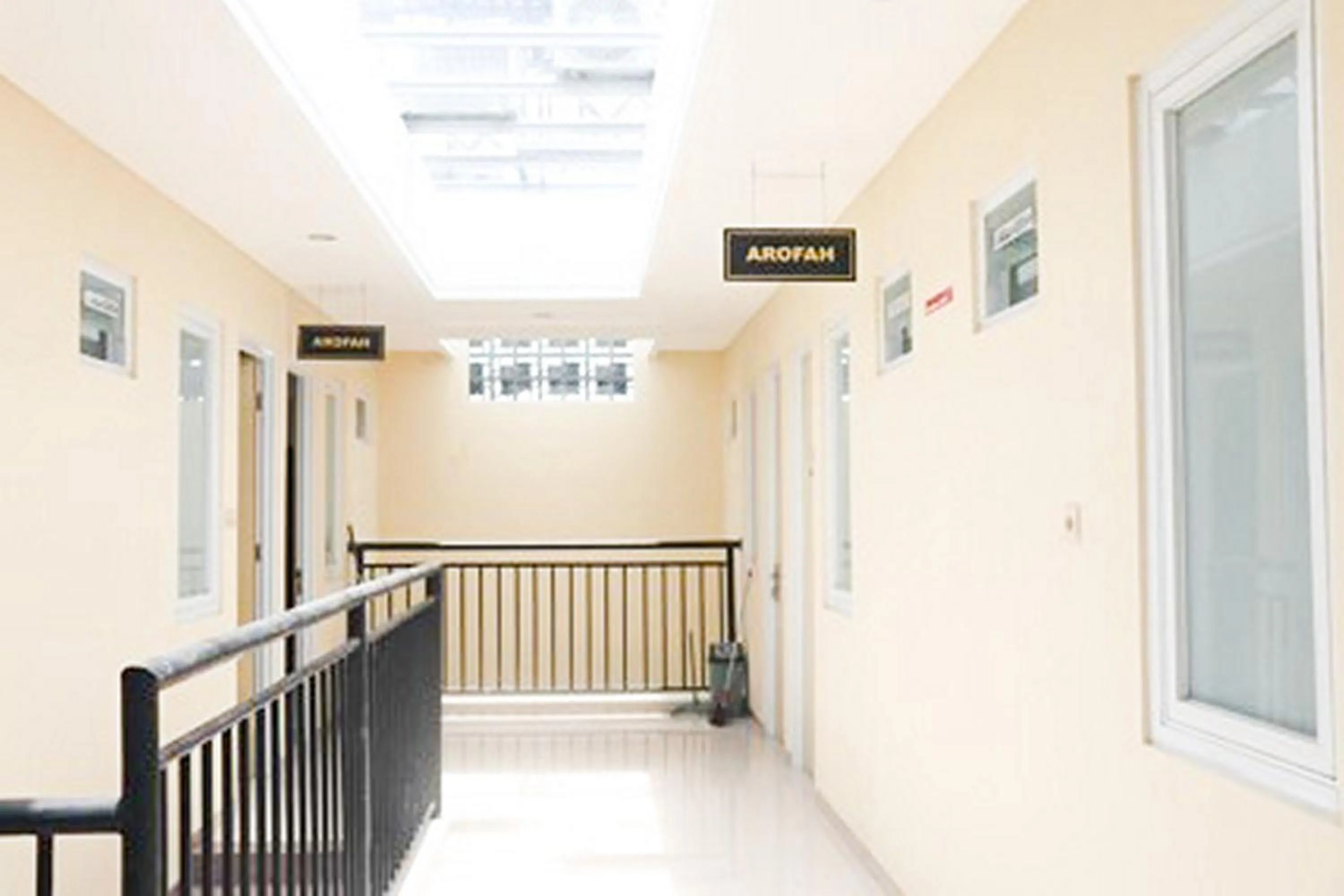 Muzdalifa Syariah near Alun Alun Gresik Mitra RedDoorz