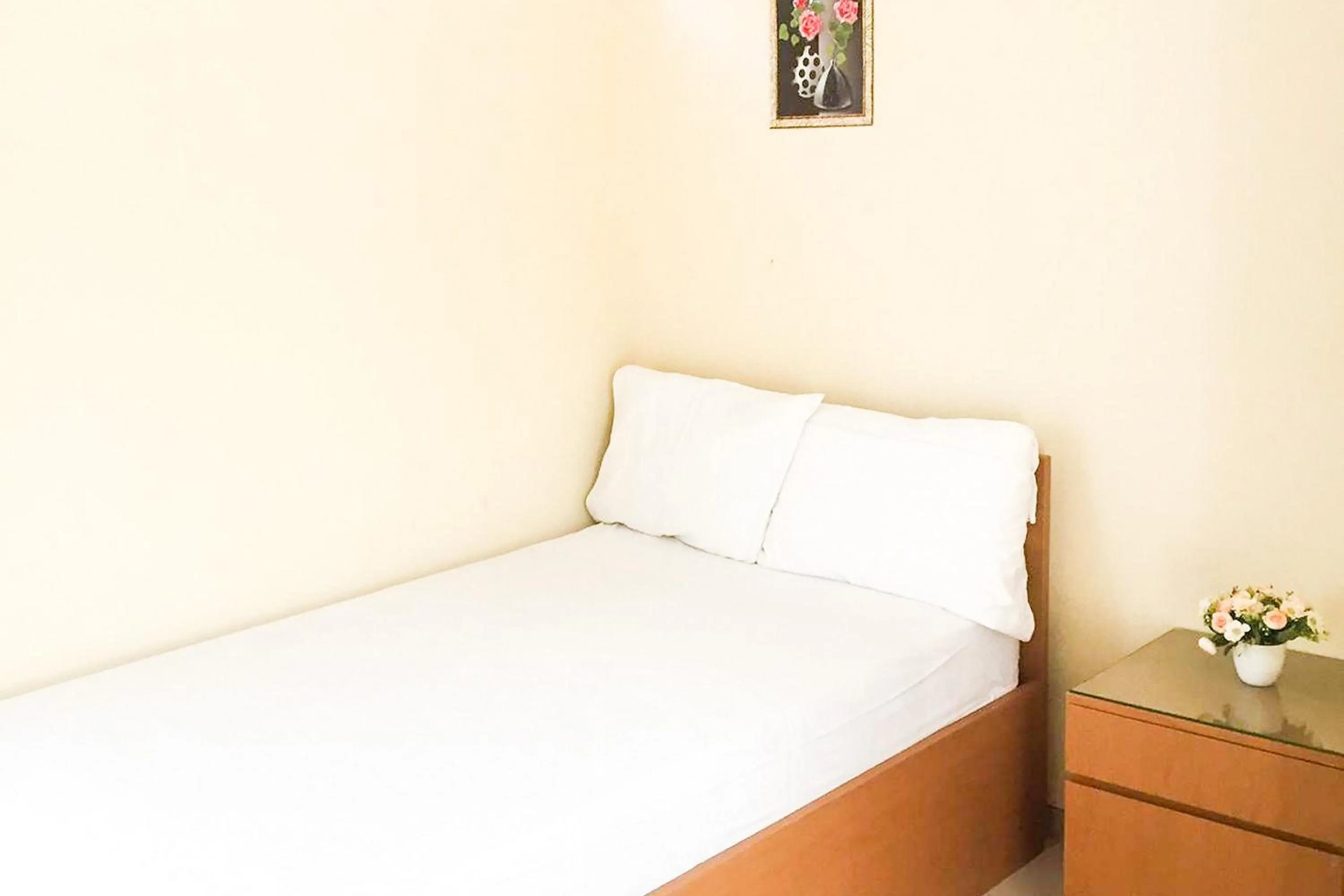 Bed in Muzdalifa Syariah near Alun Alun Gresik Mitra RedDoorz