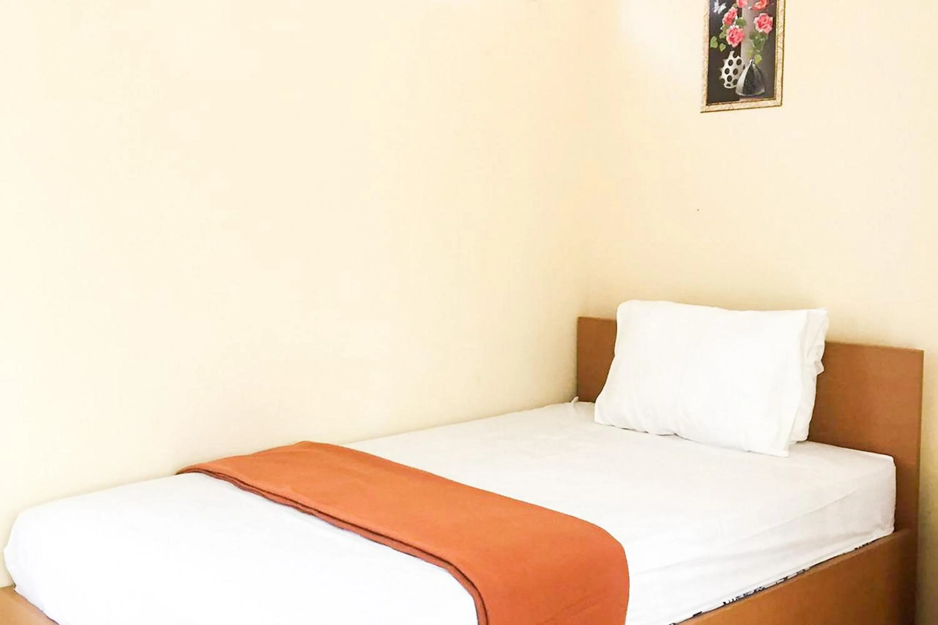 Bed in Muzdalifa Syariah near Alun Alun Gresik Mitra RedDoorz