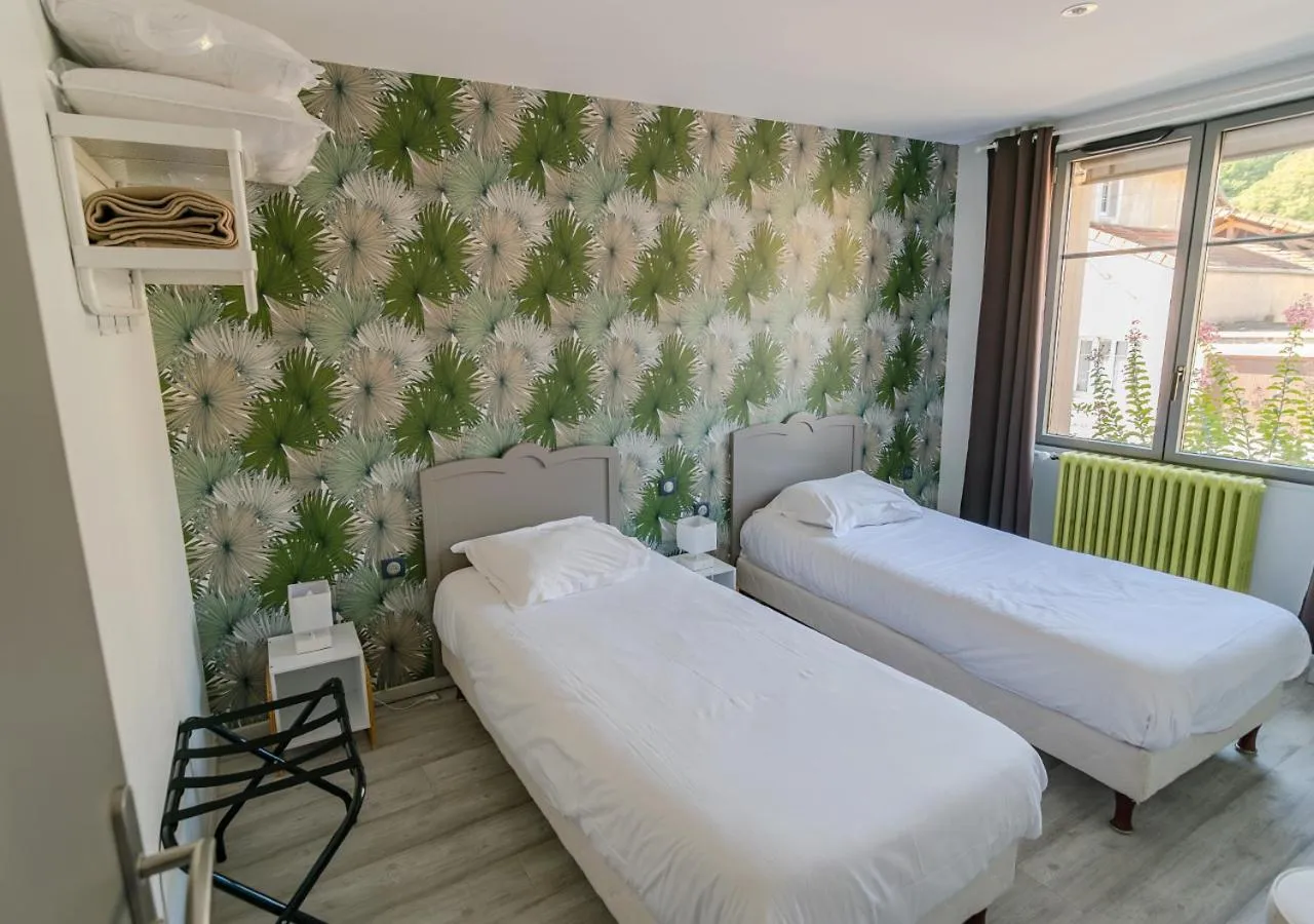 Bed in Hotel de l'Abbaye à Cluny