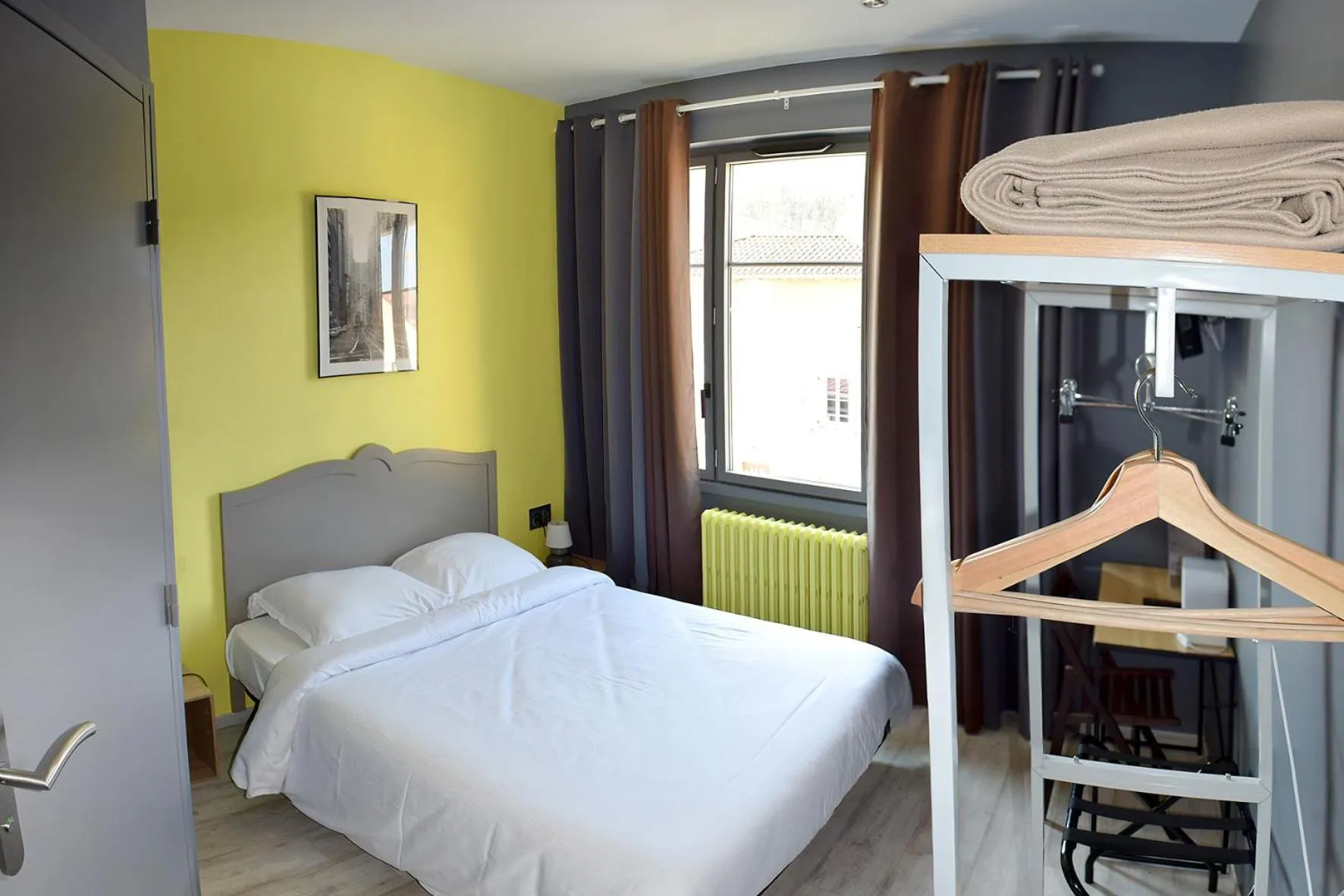 Bed in Hotel de l'Abbaye à Cluny