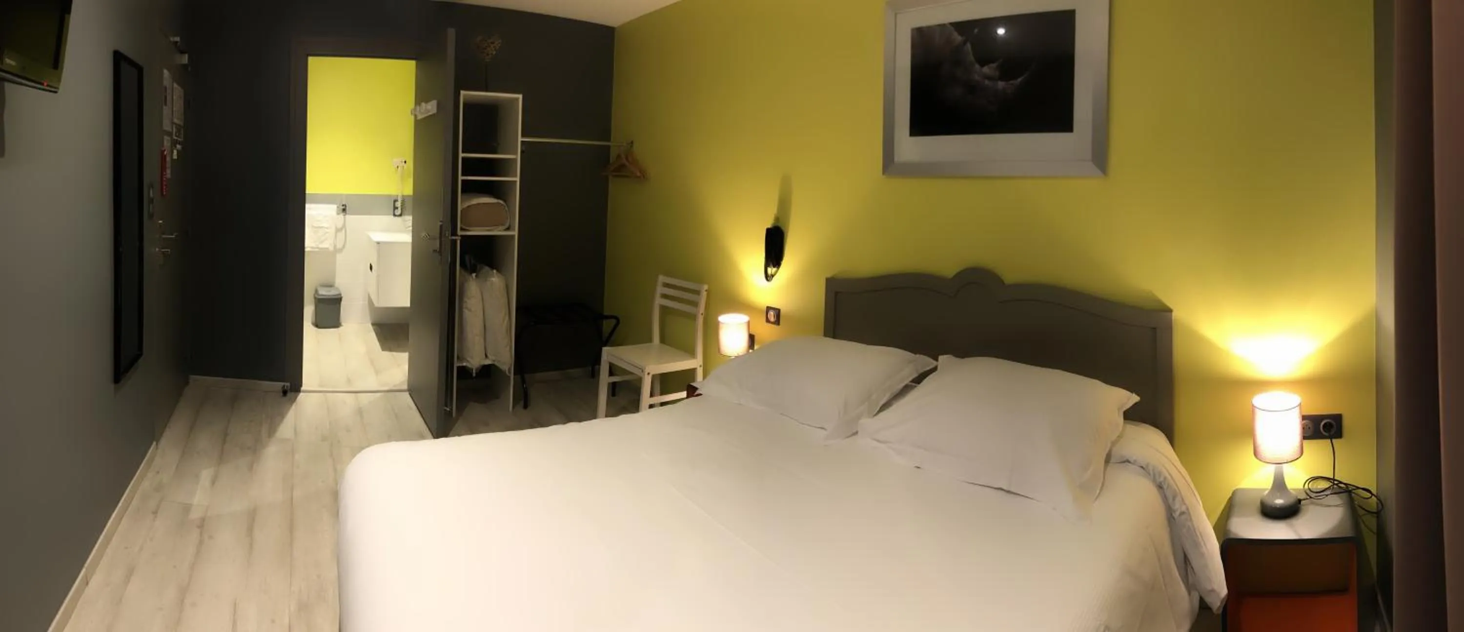 Bed in Hotel de l'Abbaye à Cluny