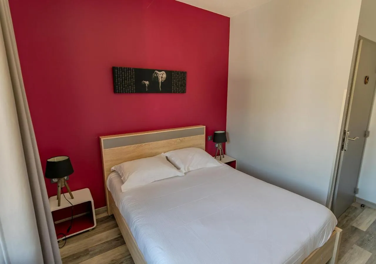 Bed in Hotel de l'Abbaye à Cluny