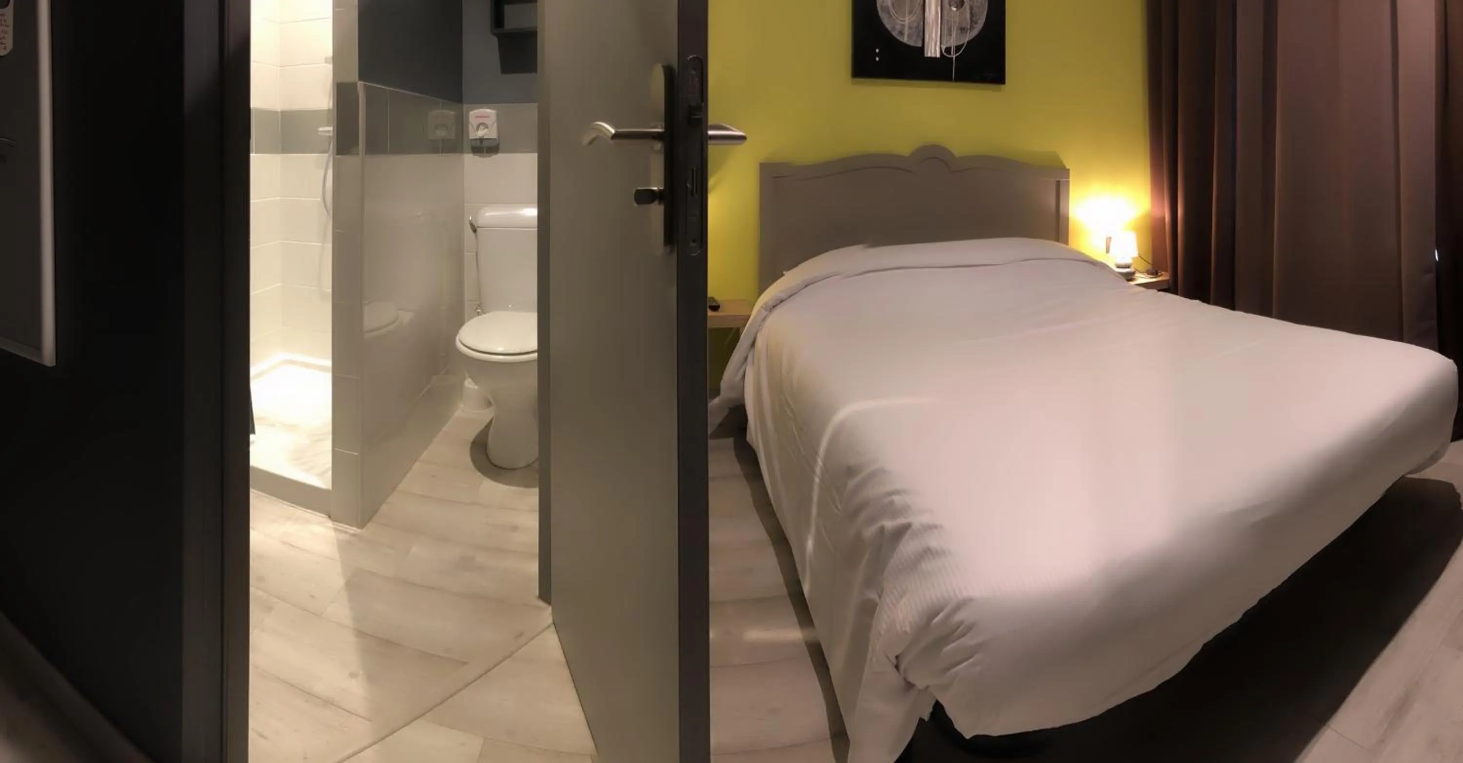 Bed in Hotel de l'Abbaye à Cluny