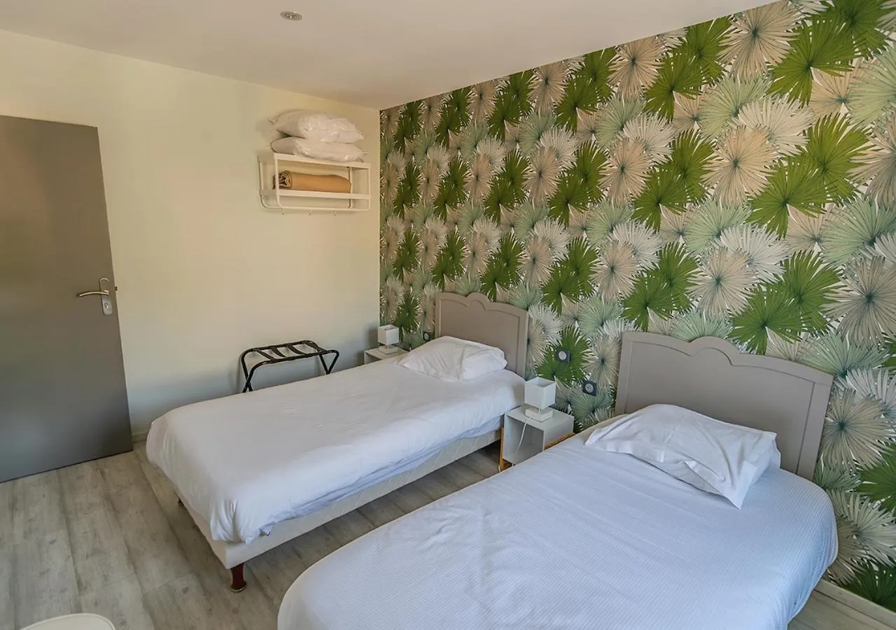 Bed in Hotel de l'Abbaye à Cluny