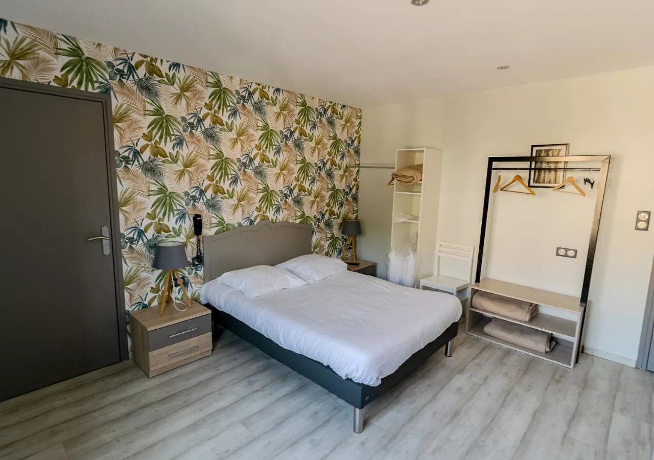 Bed in Hotel de l'Abbaye à Cluny