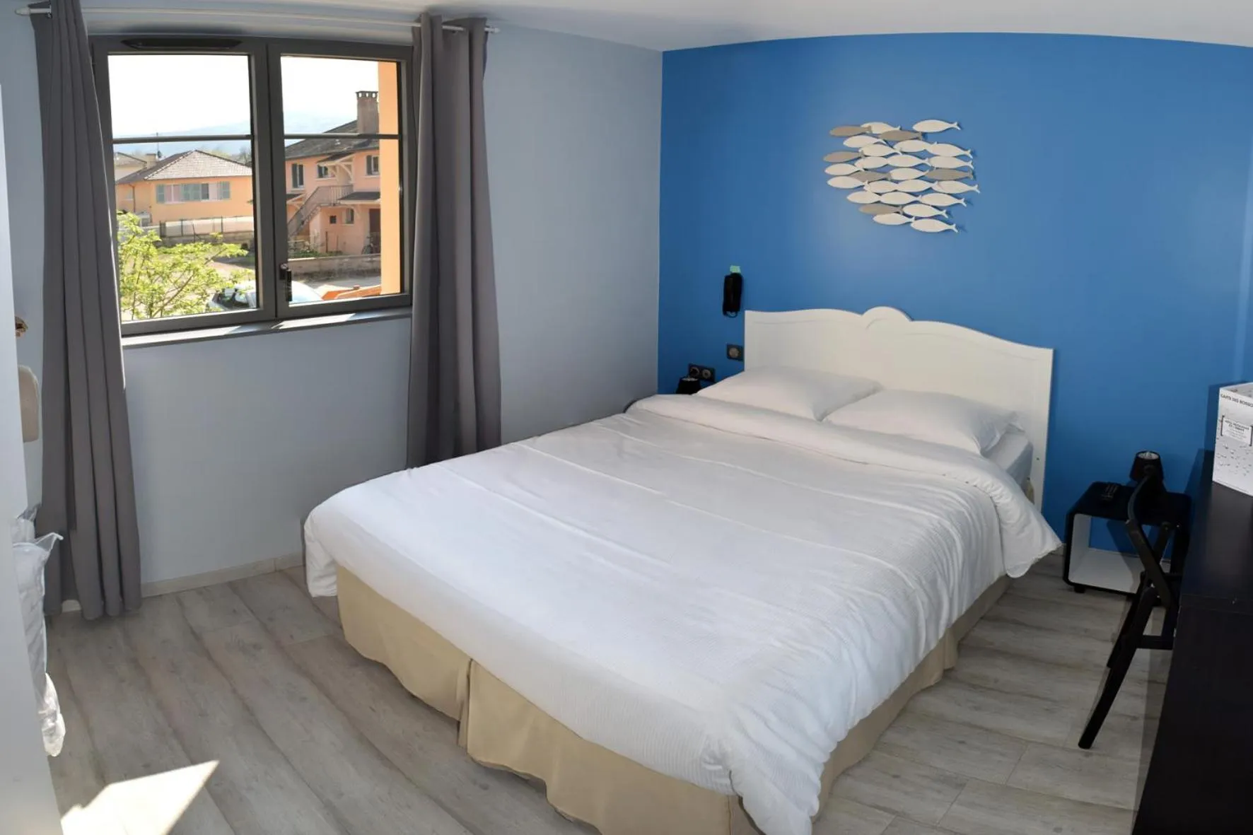 Bedroom, Bed in Hotel de l'Abbaye à Cluny