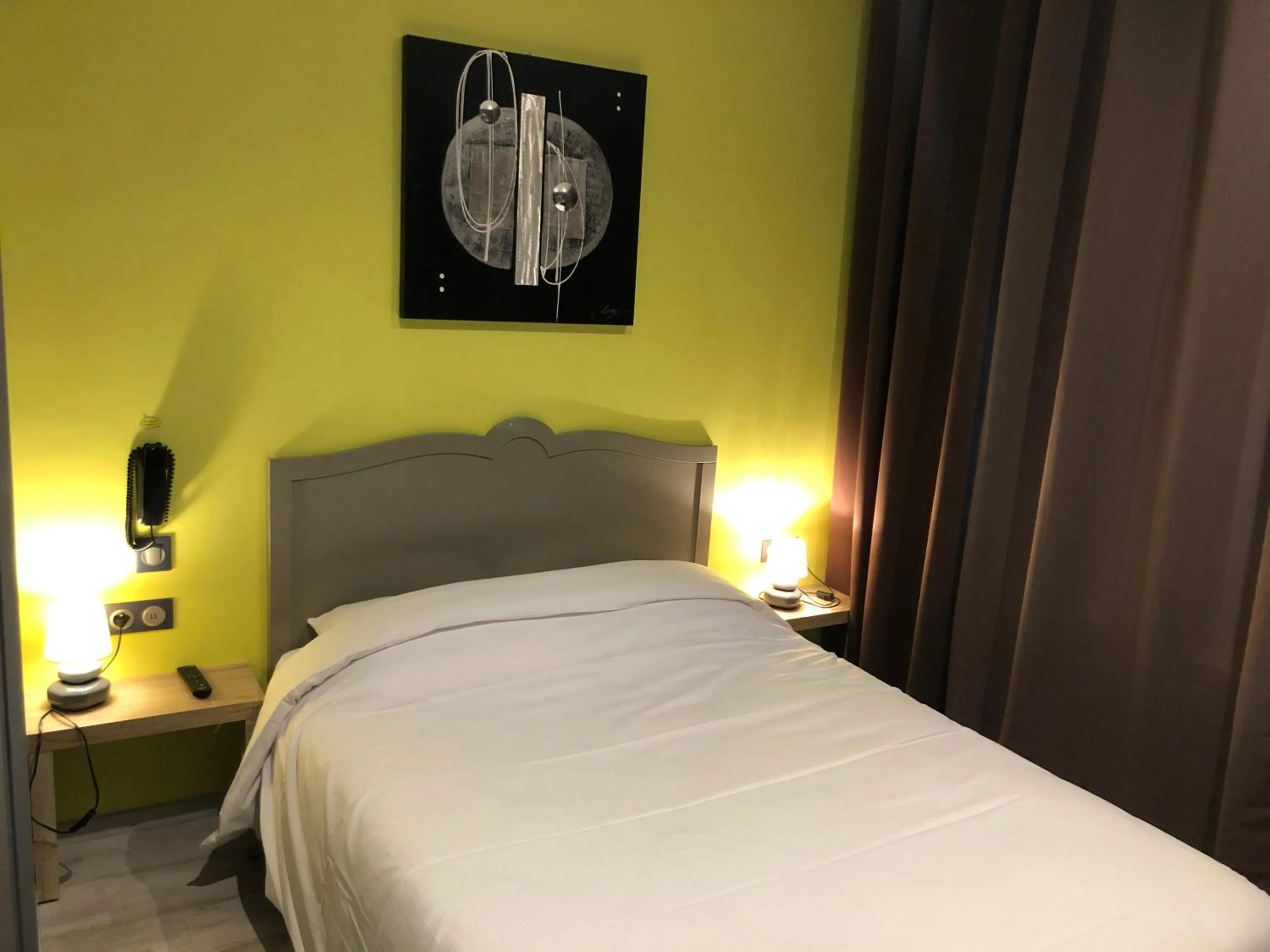 Bed in Hotel de l'Abbaye à Cluny