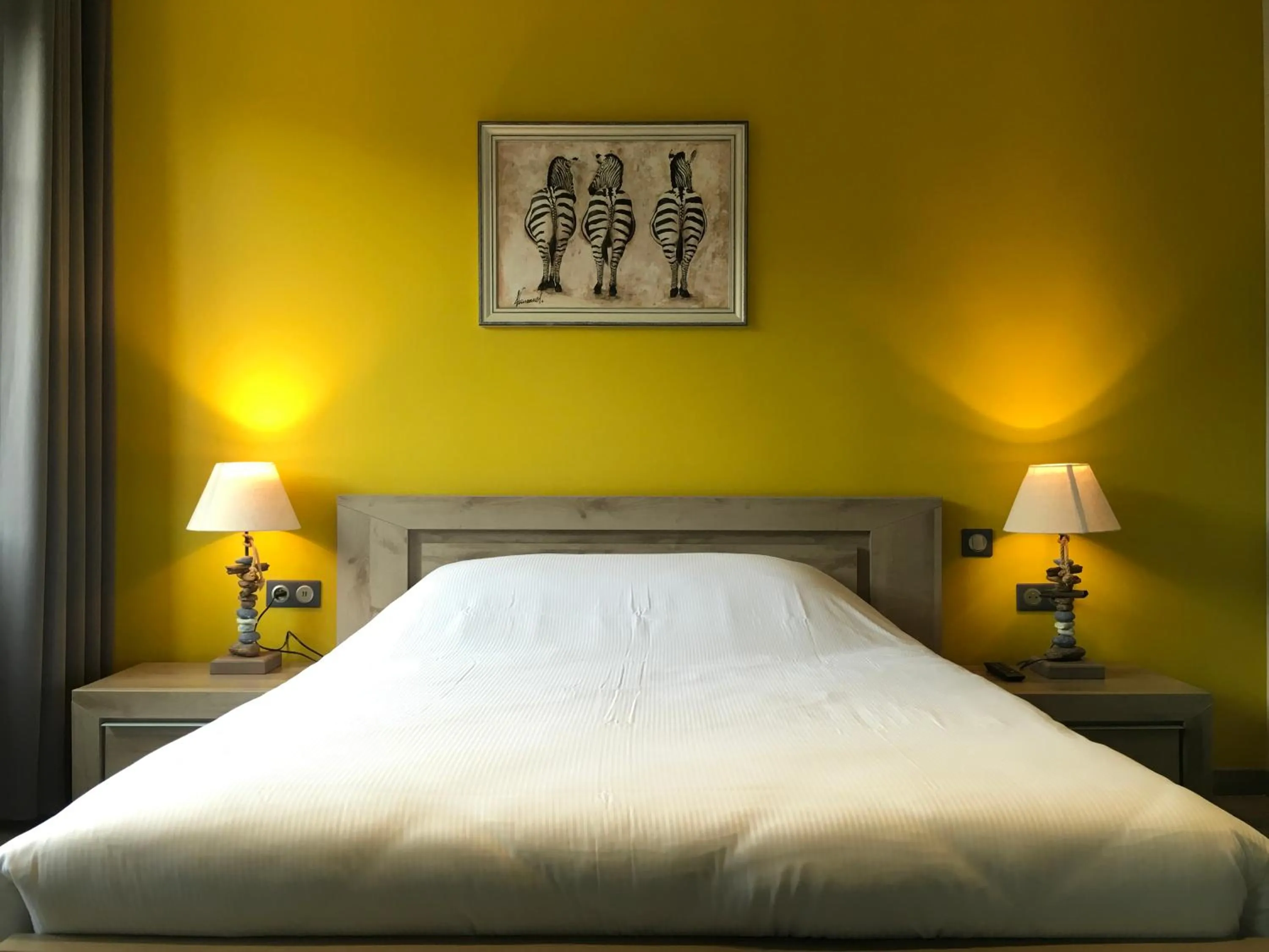 Bedroom, Bed in Hotel de l'Abbaye à Cluny