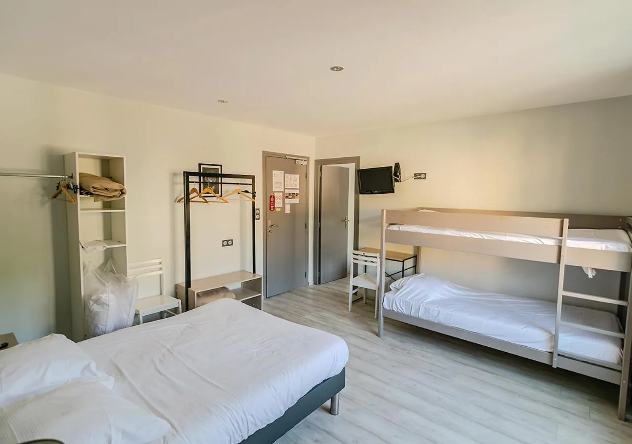 Bed in Hotel de l'Abbaye à Cluny