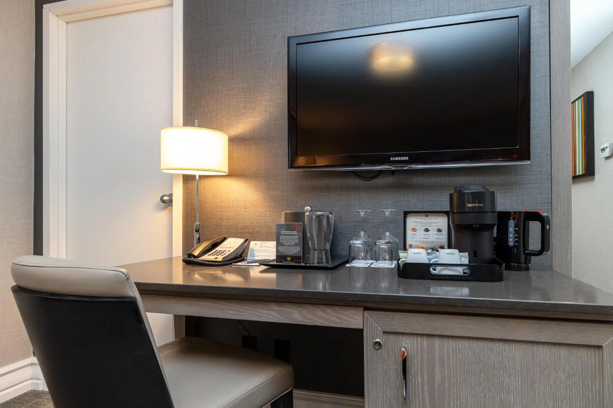 Bedroom in Hotel Manoir Victoria