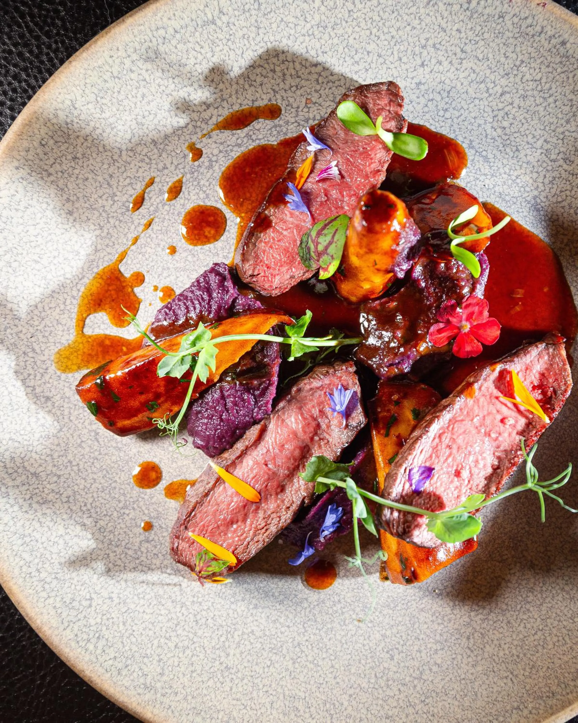 Restaurant/places to eat in Hotel Manoir Victoria