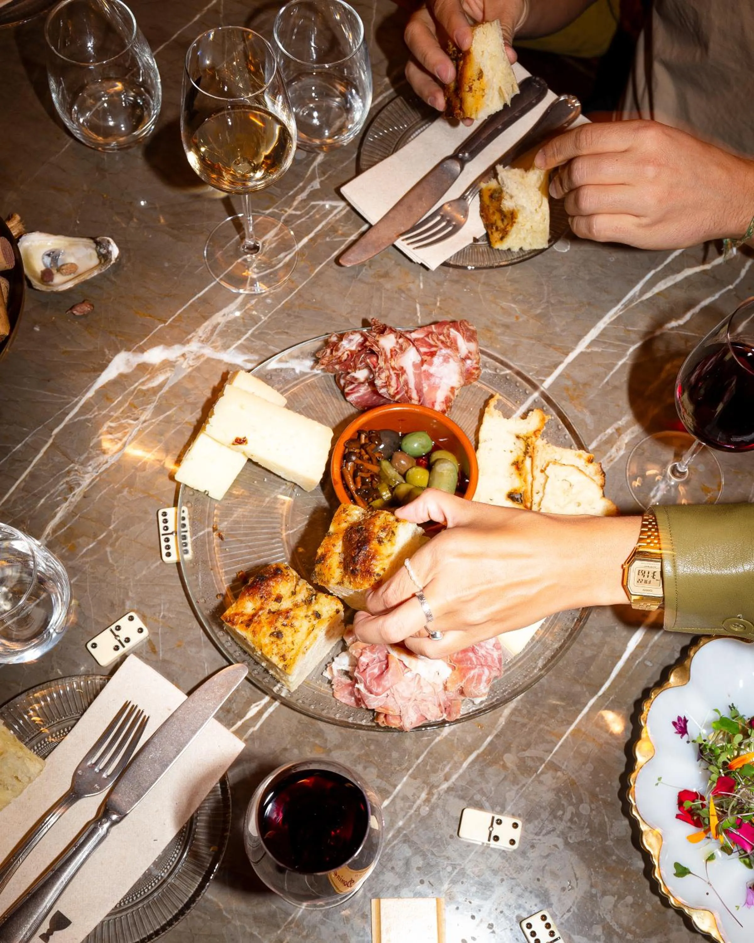 Restaurant/places to eat in Hotel Manoir Victoria