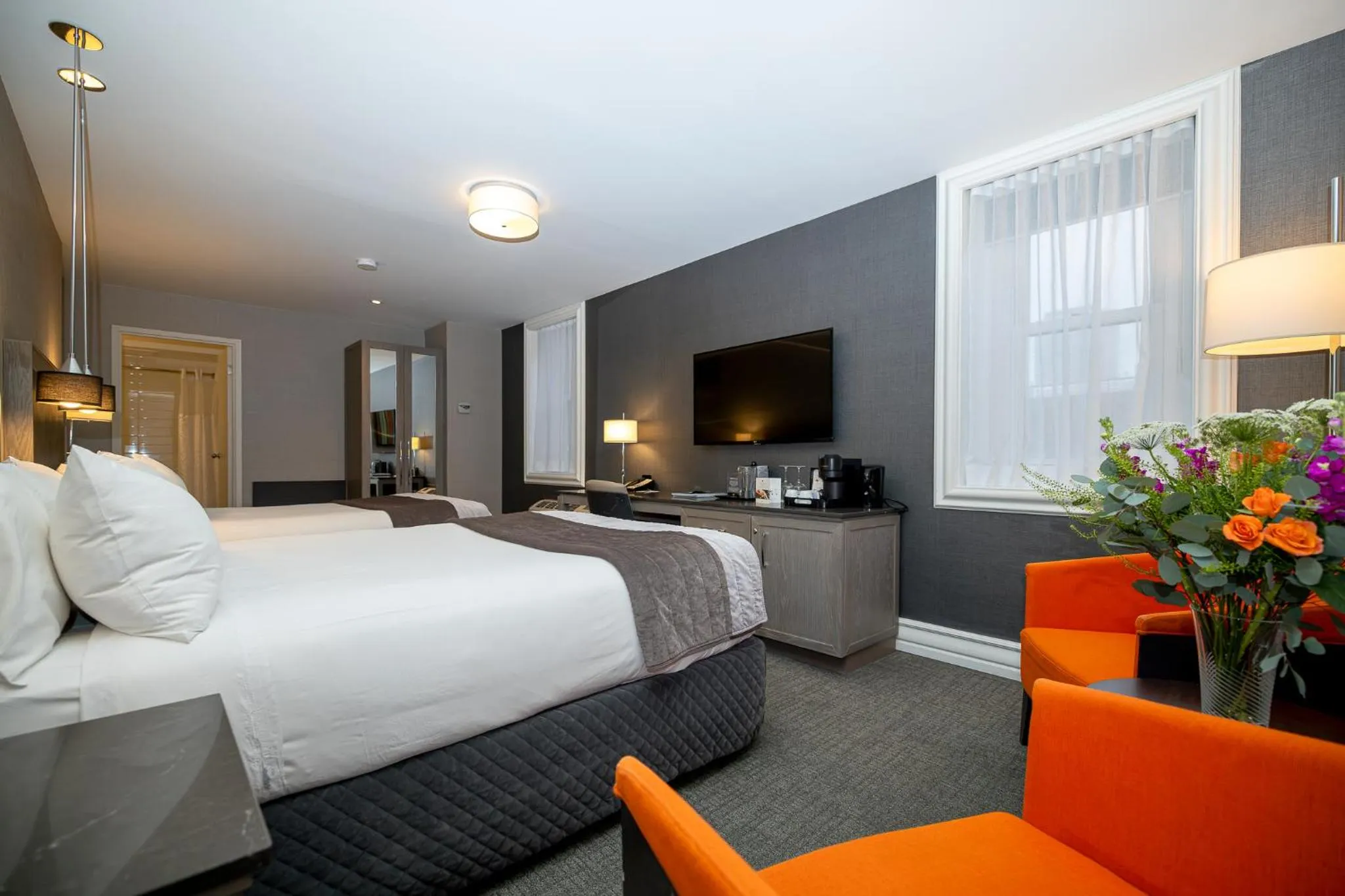 Photo of the whole room, Bed in Hotel Manoir Victoria