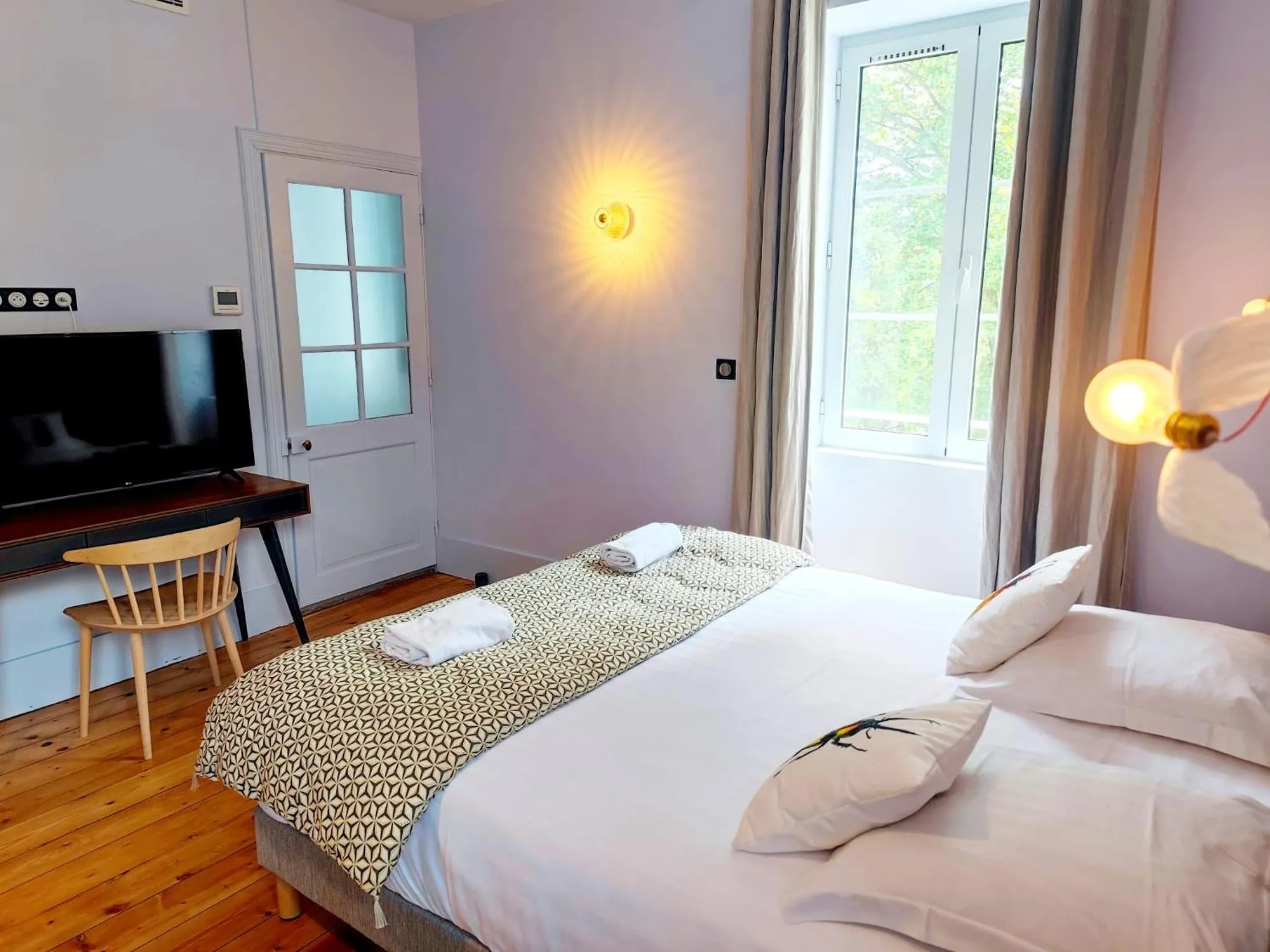 Bed in Domaine Clairfontaine Noyarey - Suites Junior