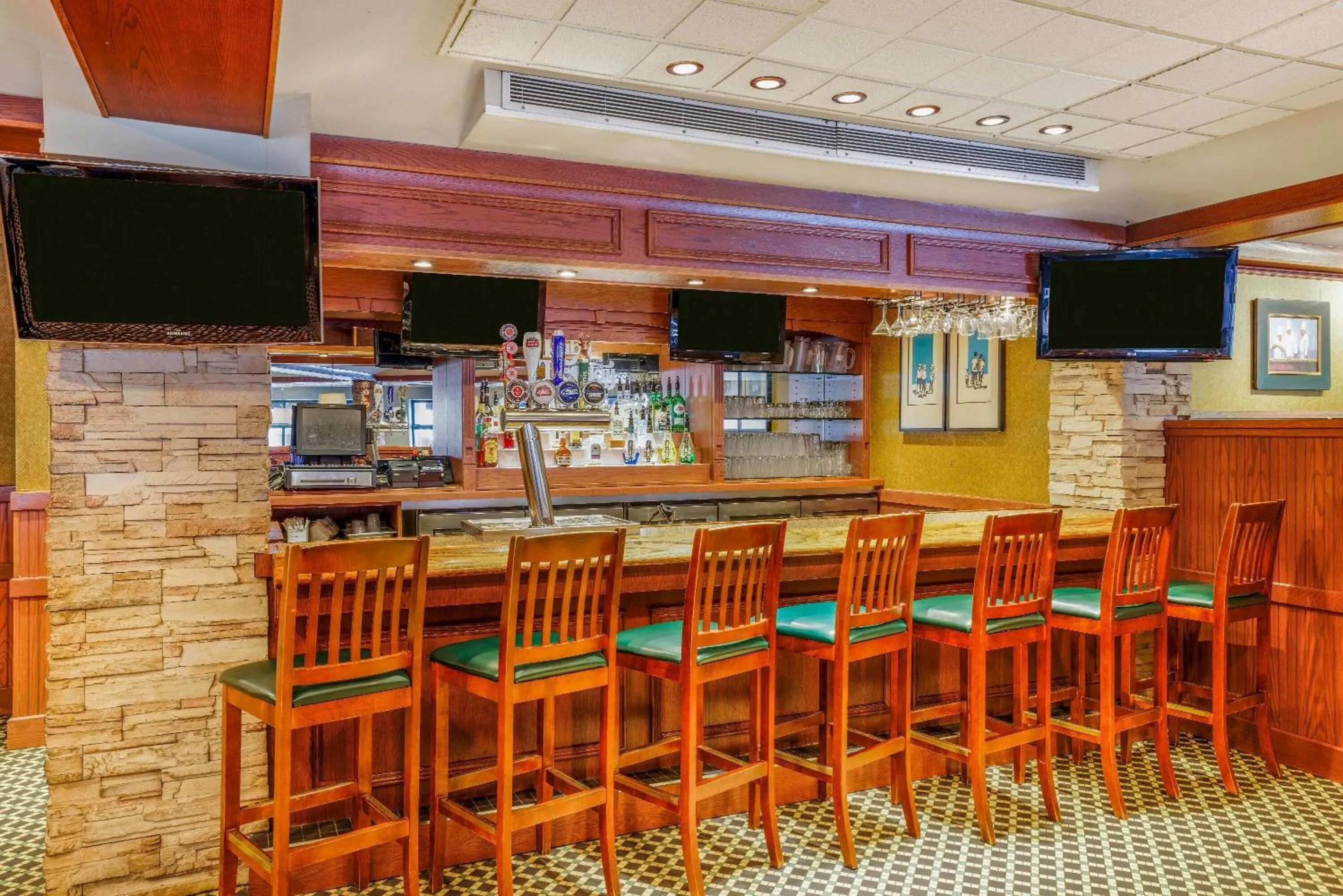 Lounge or bar in Travelodge by Wyndham Niagara Falls At the Falls