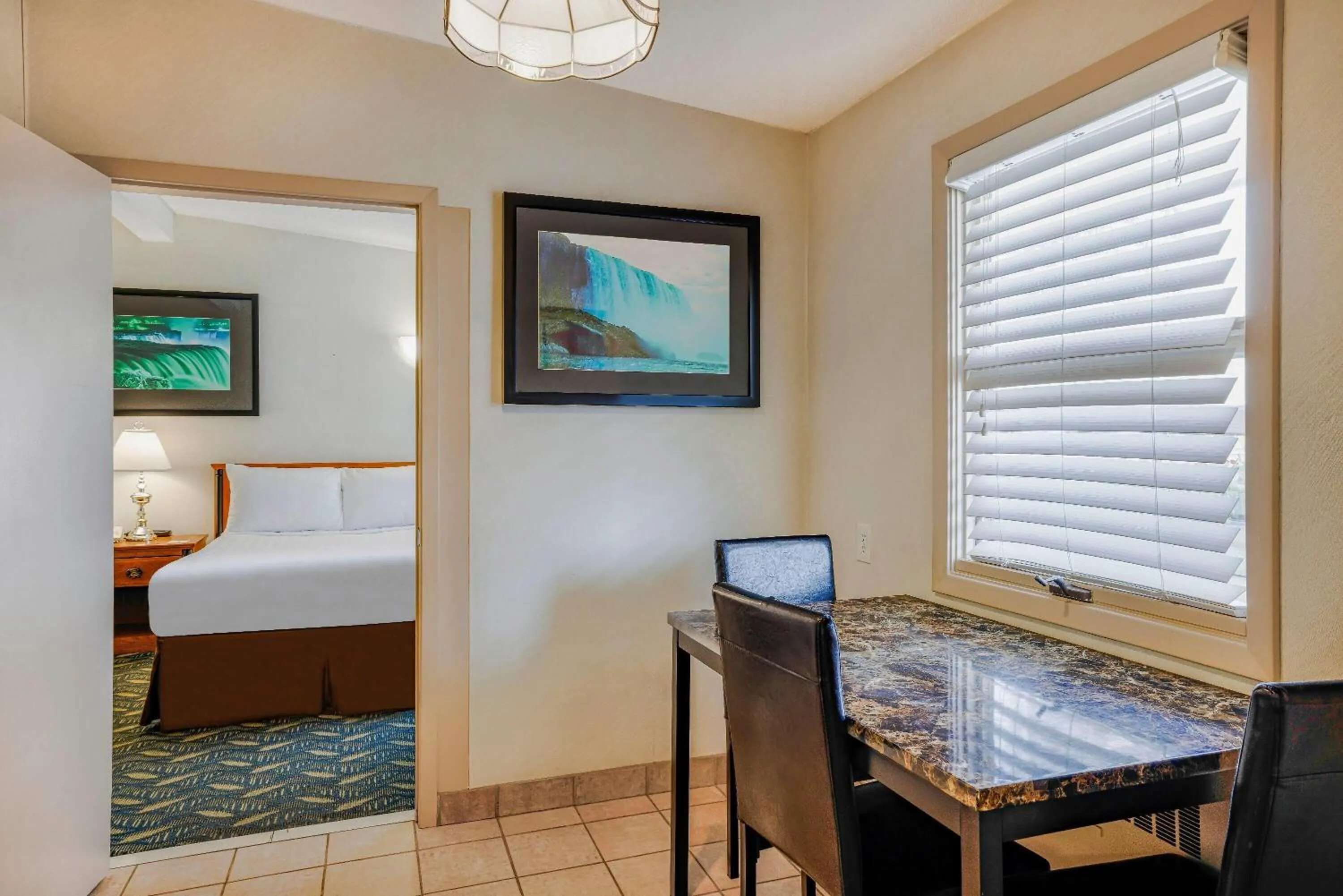 Photo of the whole room, Bed in Travelodge by Wyndham Niagara Falls At the Falls