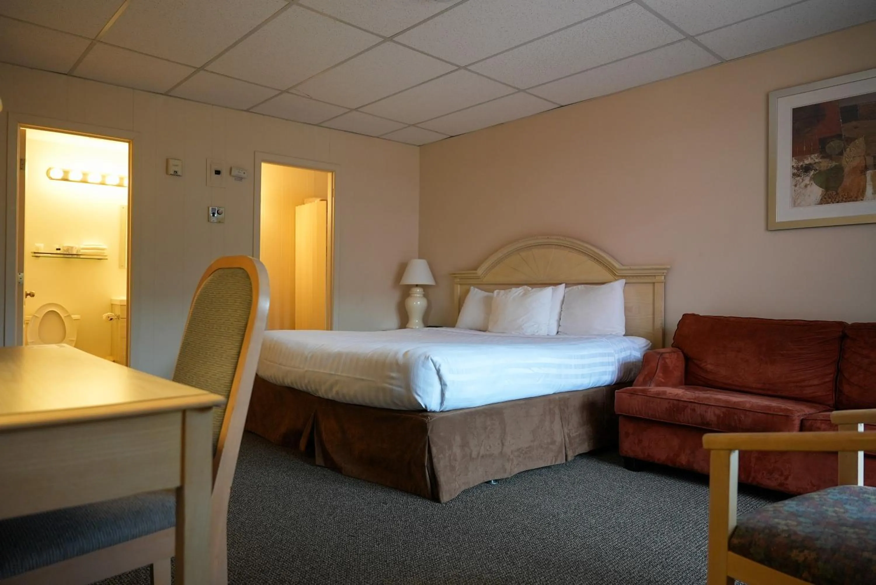 Bed in Travelodge by Wyndham Niagara Falls At the Falls