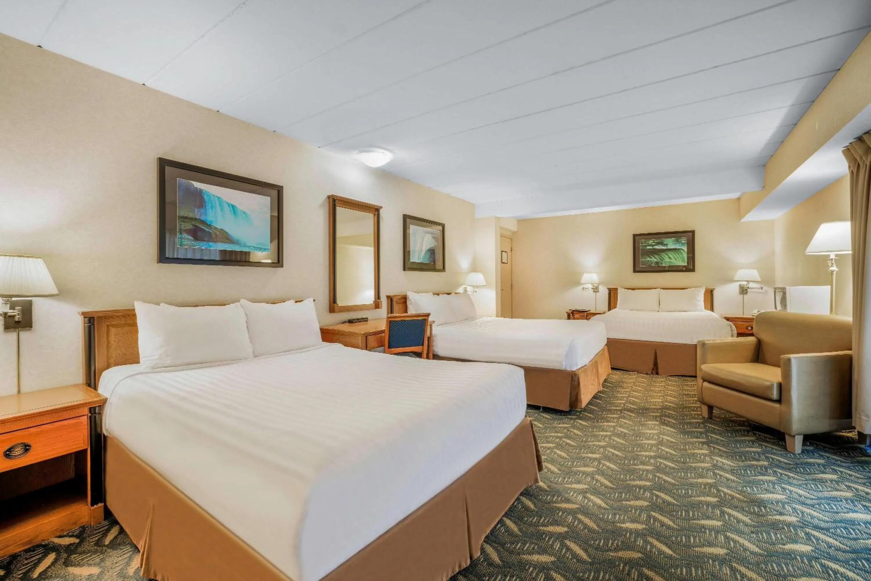 Bed in Travelodge by Wyndham Niagara Falls At the Falls