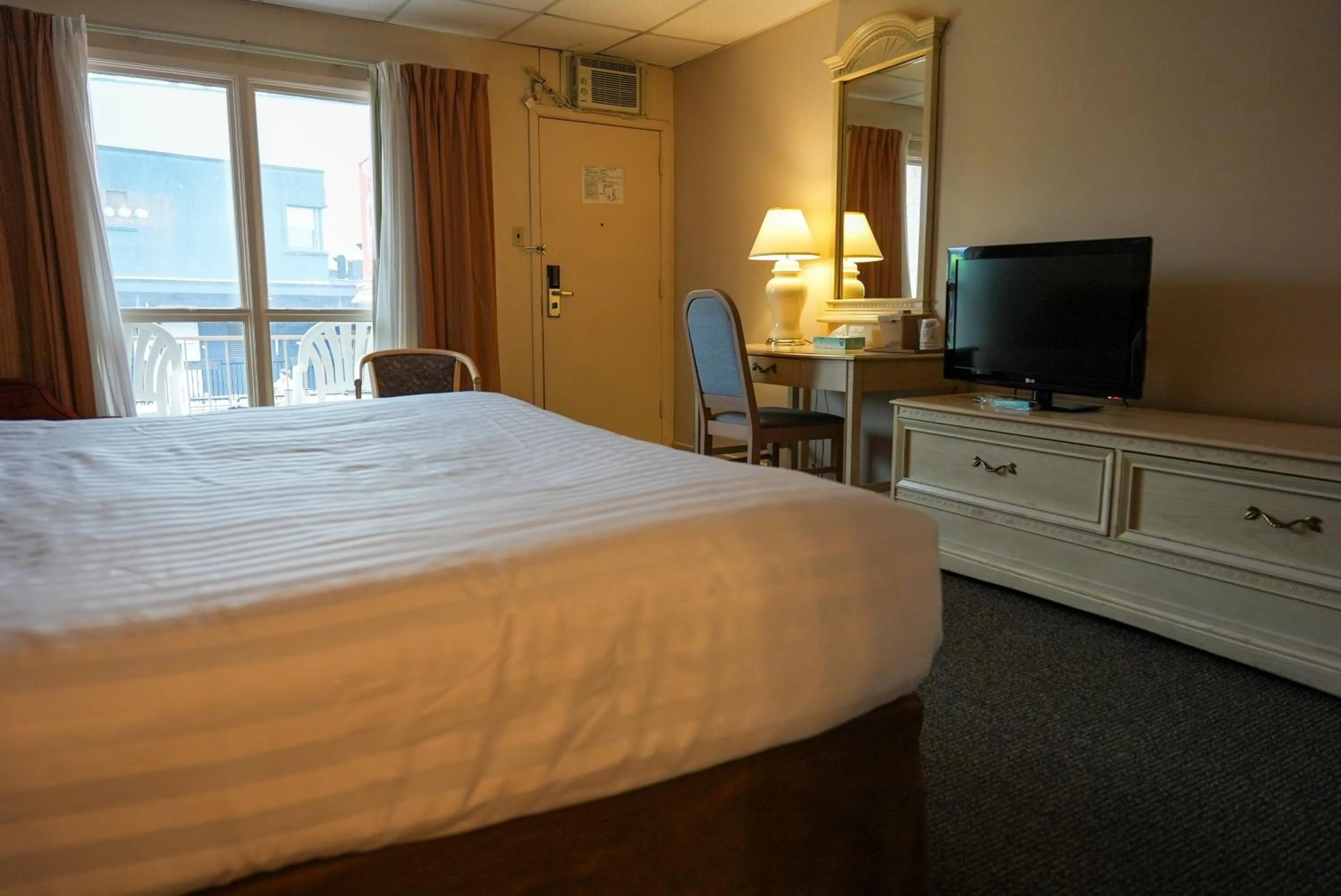 Bed in Travelodge by Wyndham Niagara Falls At the Falls