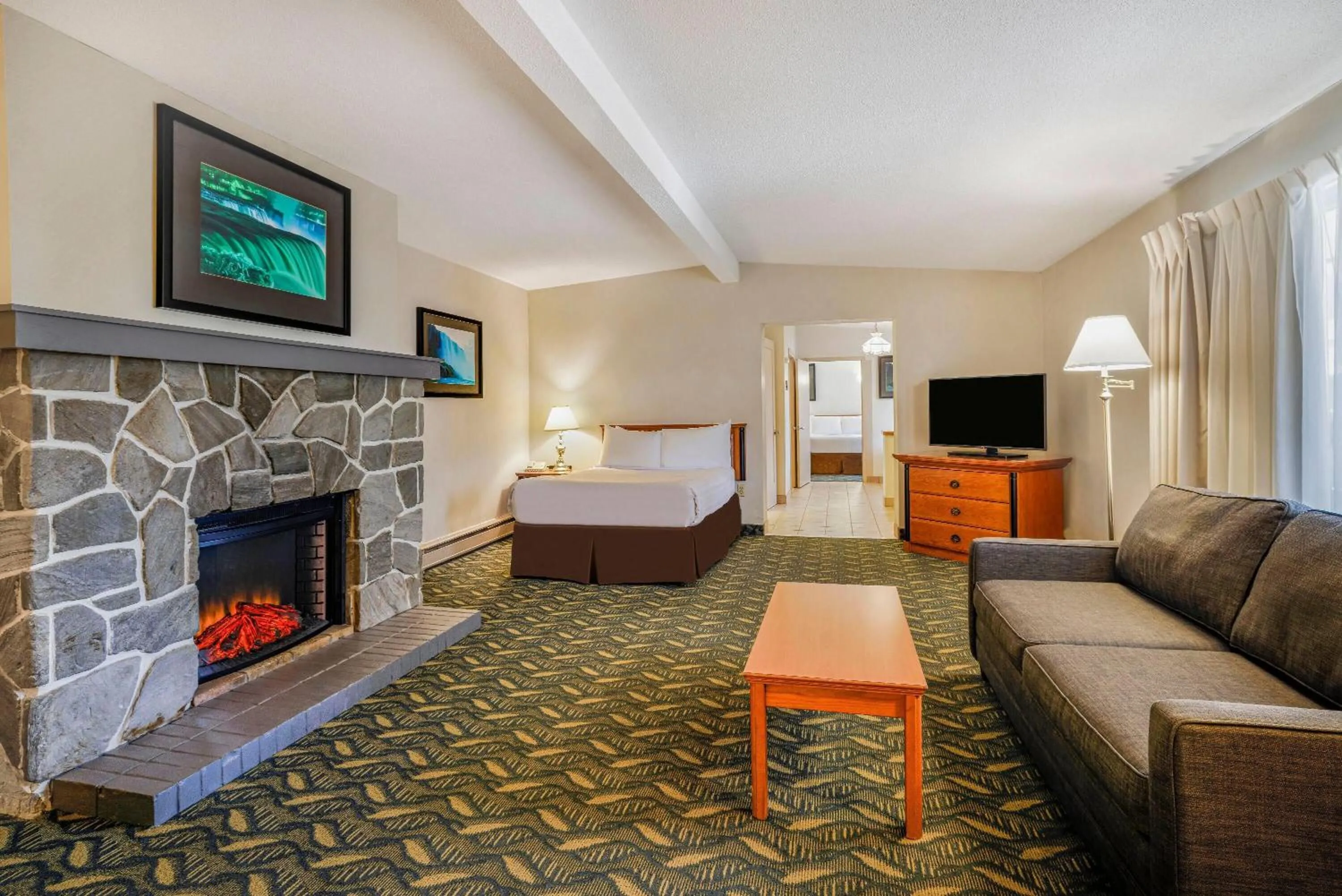 Photo of the whole room, Bed in Travelodge by Wyndham Niagara Falls At the Falls