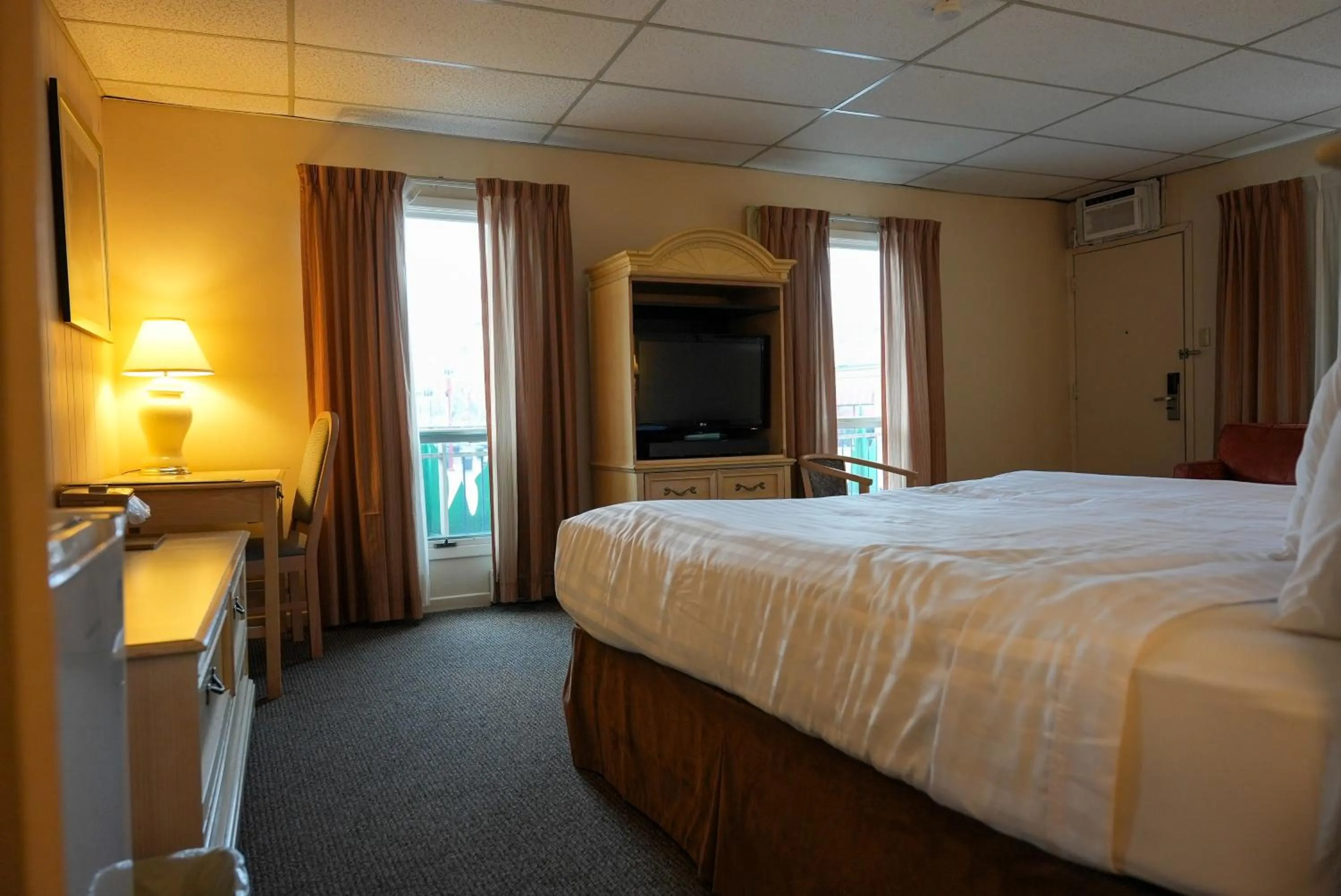 Bed in Travelodge by Wyndham Niagara Falls At the Falls