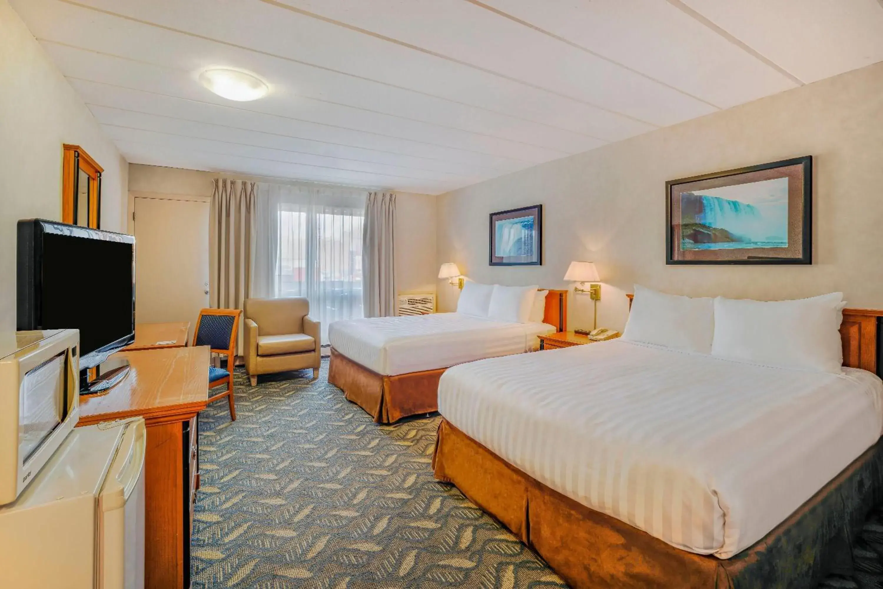 Double Room with Two Double Beds - Non-Smoking in Travelodge by Wyndham Niagara Falls At the Falls Double Room with Two Double Beds - Non-Smoking in Travelodge by Wyndham Niagara Falls At the Falls