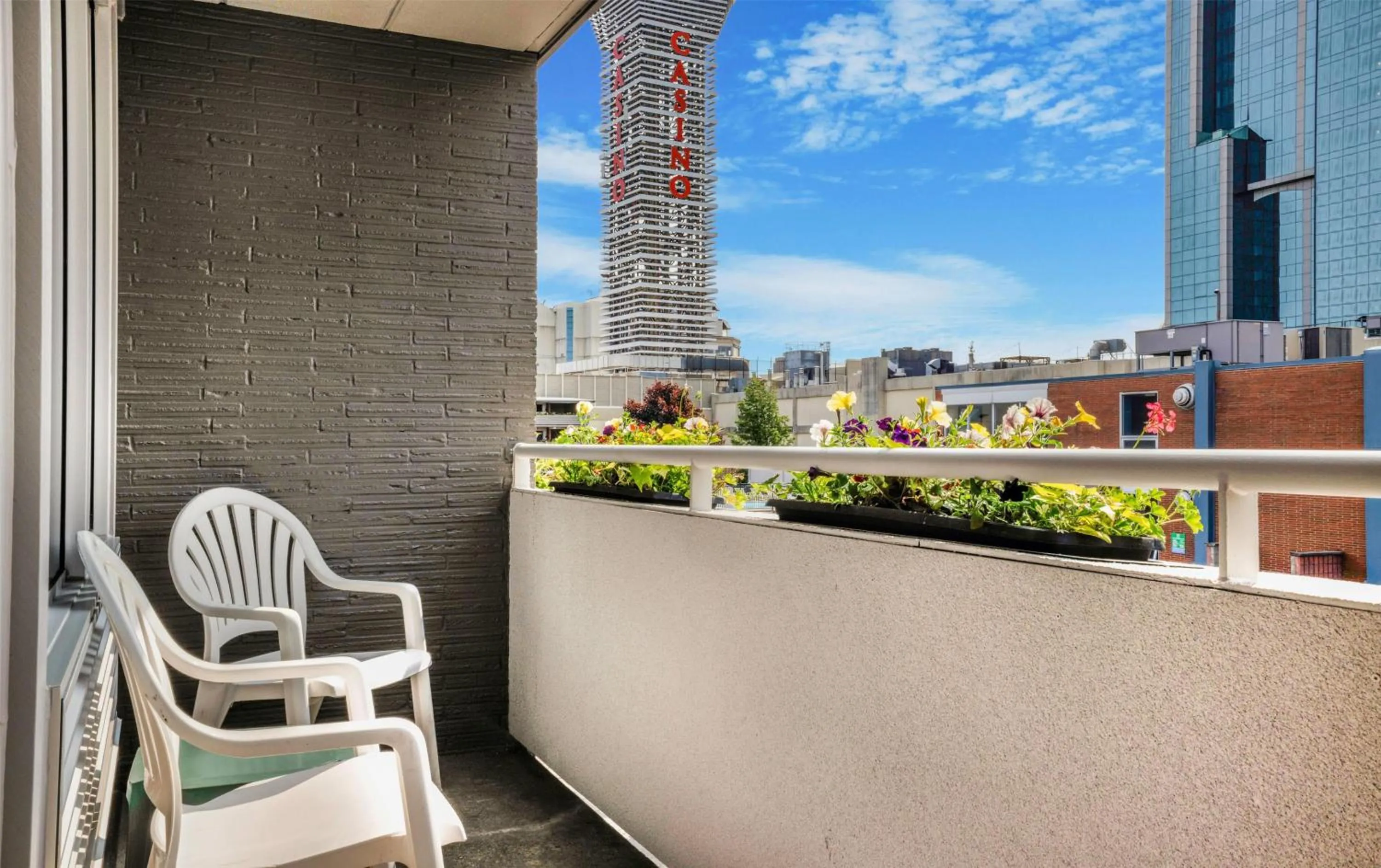 Photo of the whole room in Travelodge by Wyndham Niagara Falls At the Falls