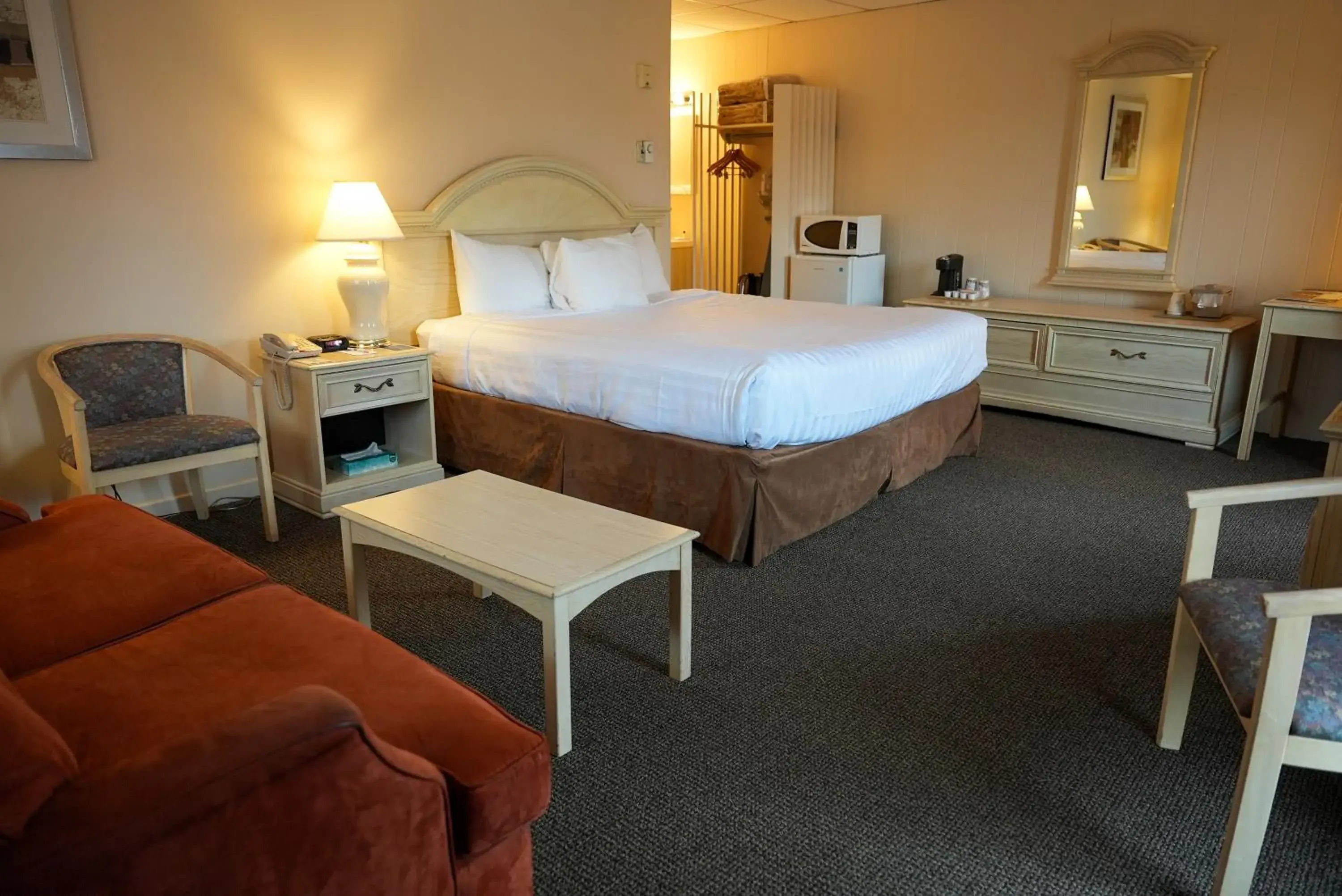 King Suite with Two Sofa Beds - Non-Smoking in Travelodge by Wyndham Niagara Falls At the Falls King Suite with Two Sofa Beds - Non-Smoking in Travelodge by Wyndham Niagara Falls At the Falls