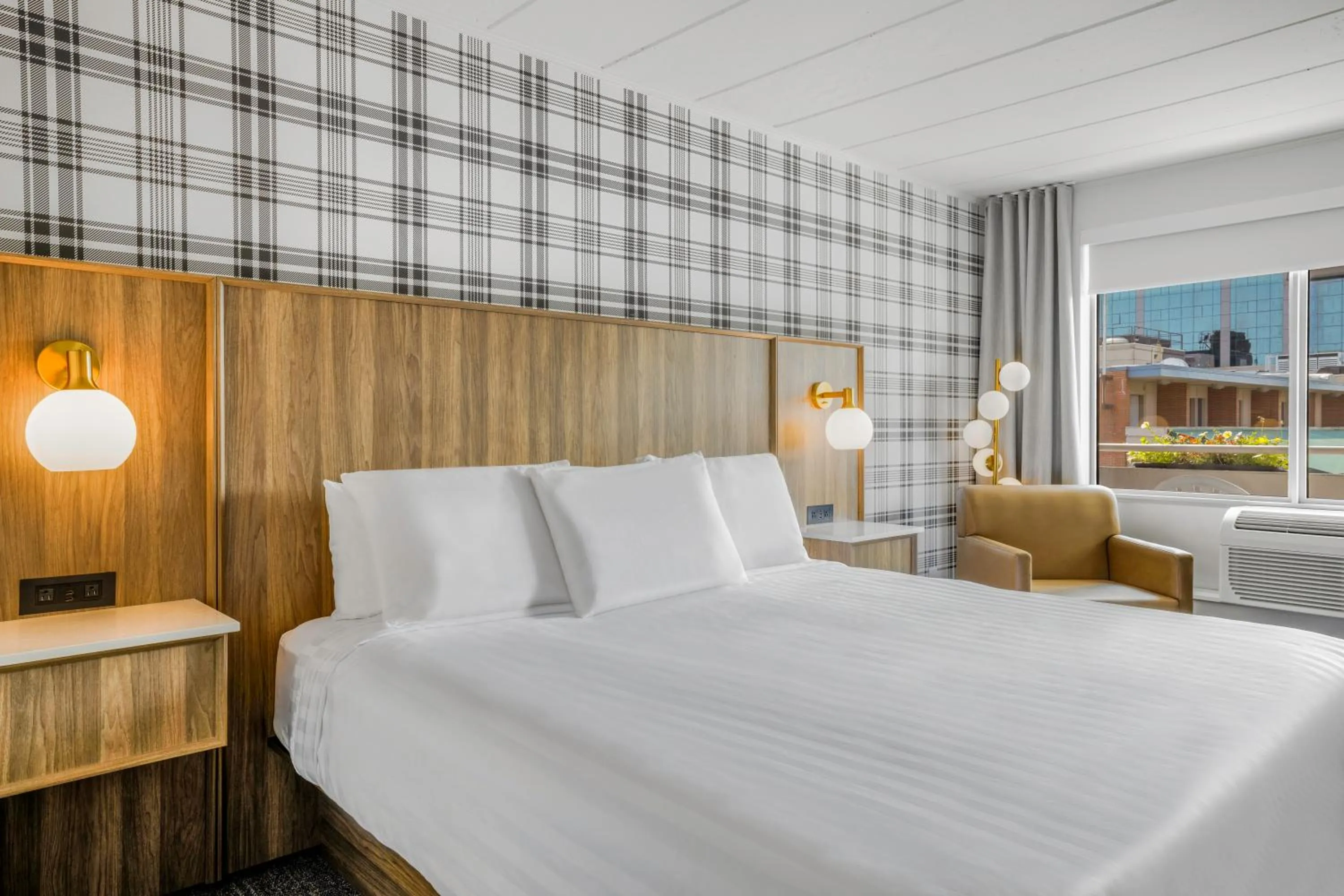 Bed in Travelodge by Wyndham Niagara Falls At the Falls