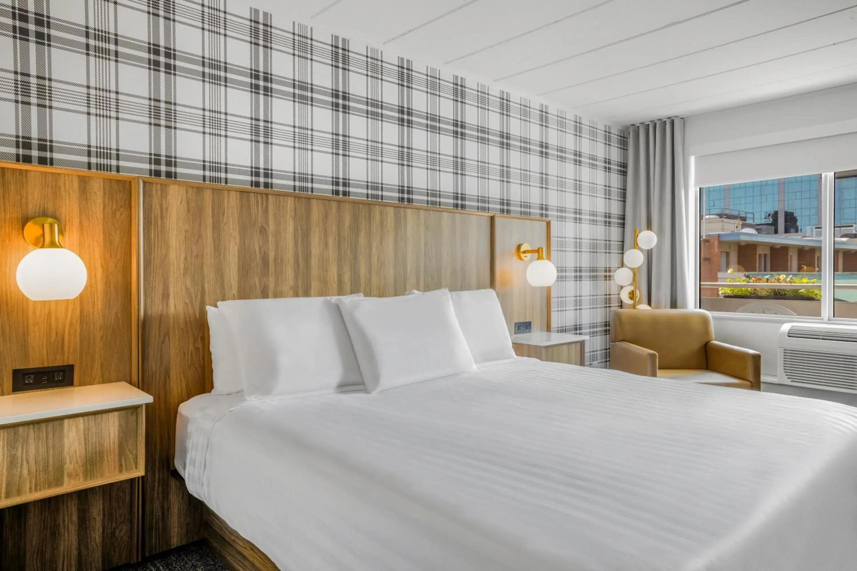 Premium King Room with Balcony - Non-Smoking in Travelodge by Wyndham Niagara Falls At the Falls Premium King Room with Balcony - Non-Smoking in Travelodge by Wyndham Niagara Falls At the Falls