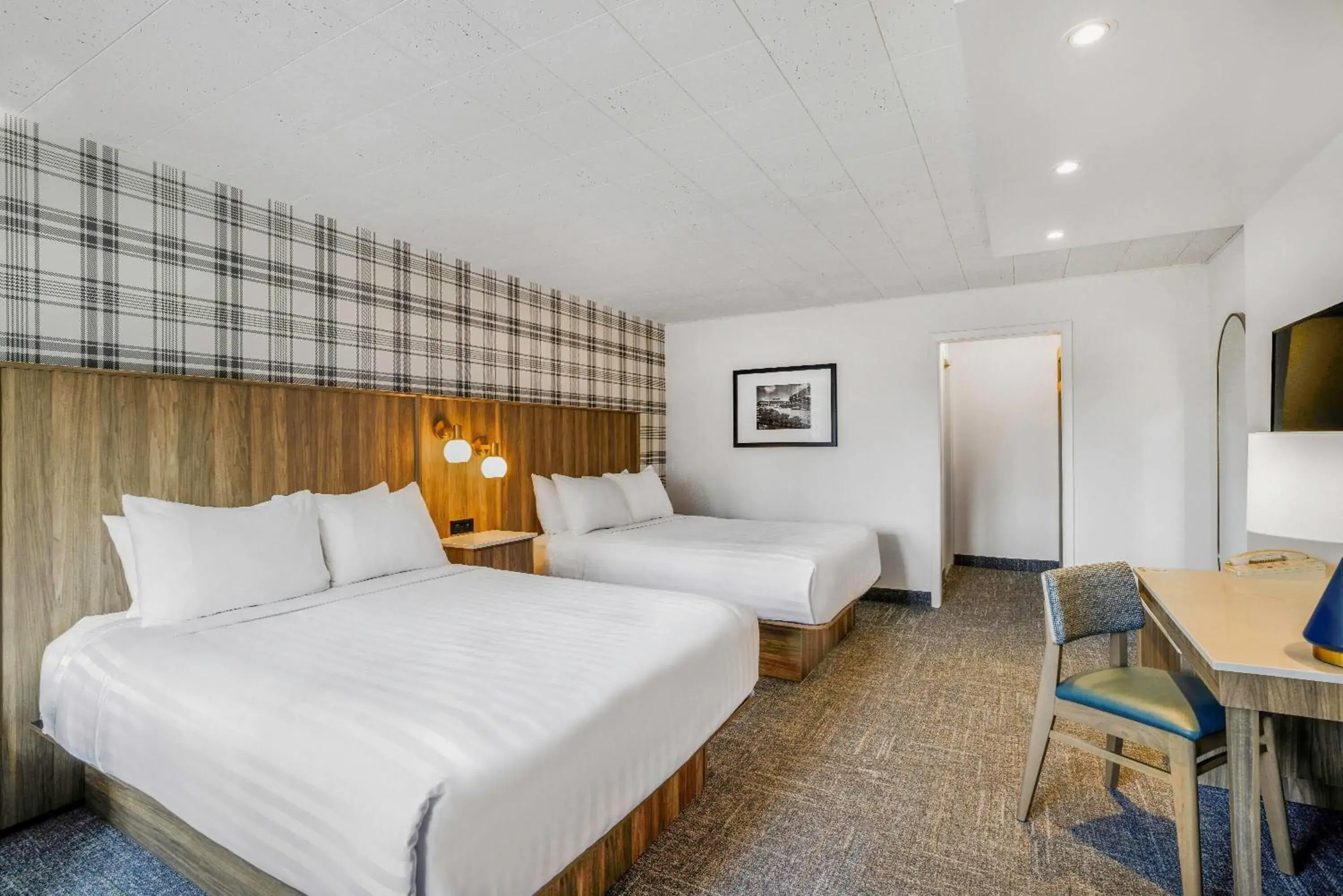 Premium Queen Room with Two Queen Beds with Patio - Non-Smoking in Travelodge by Wyndham Niagara Falls At the Falls Premium Queen Room with Two Queen Beds with Patio - Non-Smoking in Travelodge by Wyndham Niagara Falls At the Falls