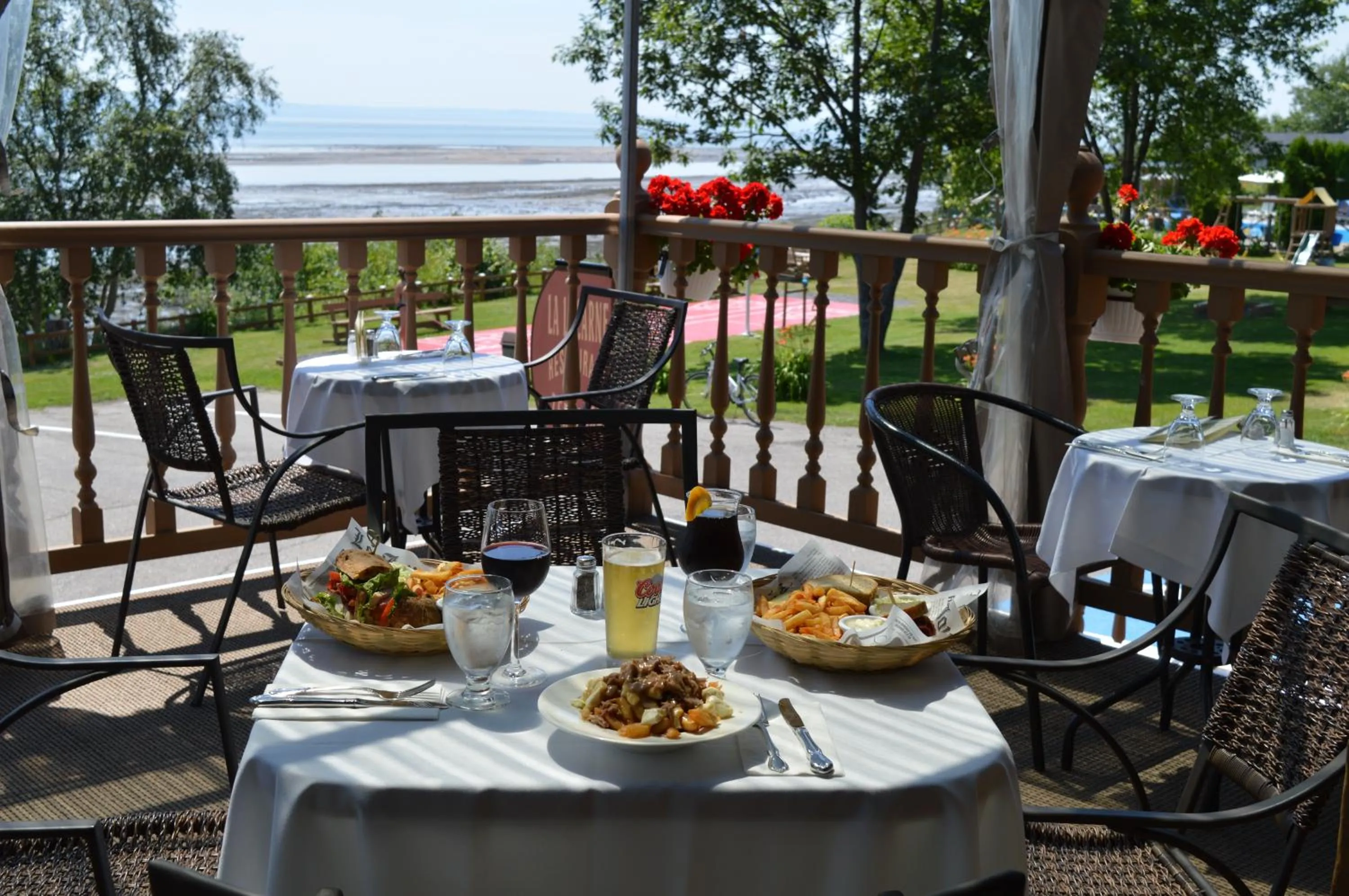 Patio in Hotel Cap-aux-Pierres