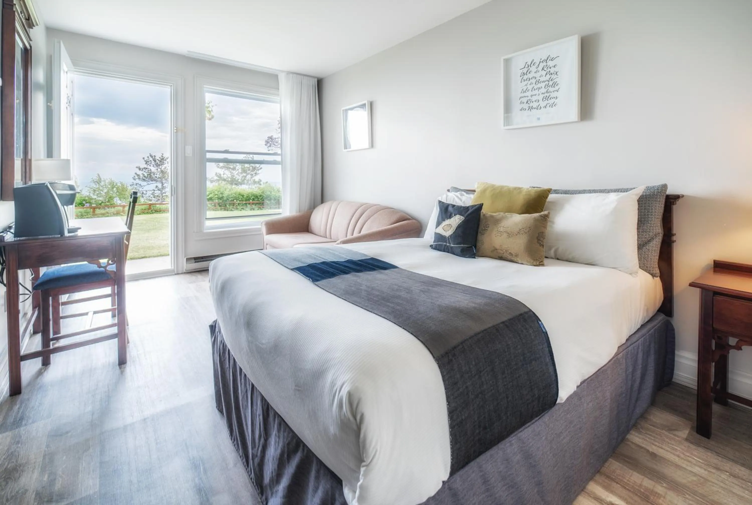 hair dryier, Bed in Hotel Cap-aux-Pierres