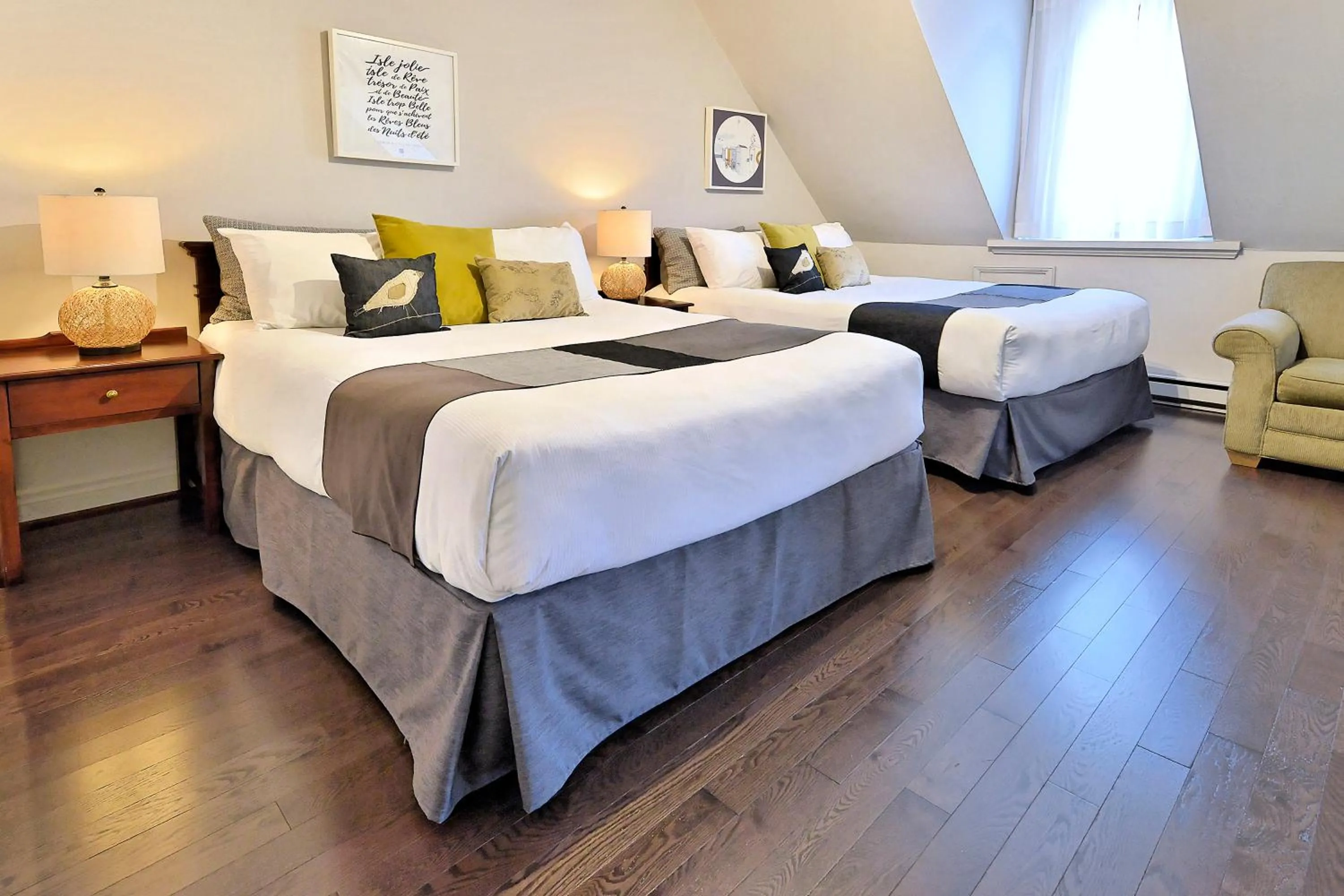 Photo of the whole room, Bed in Hotel Cap-aux-Pierres