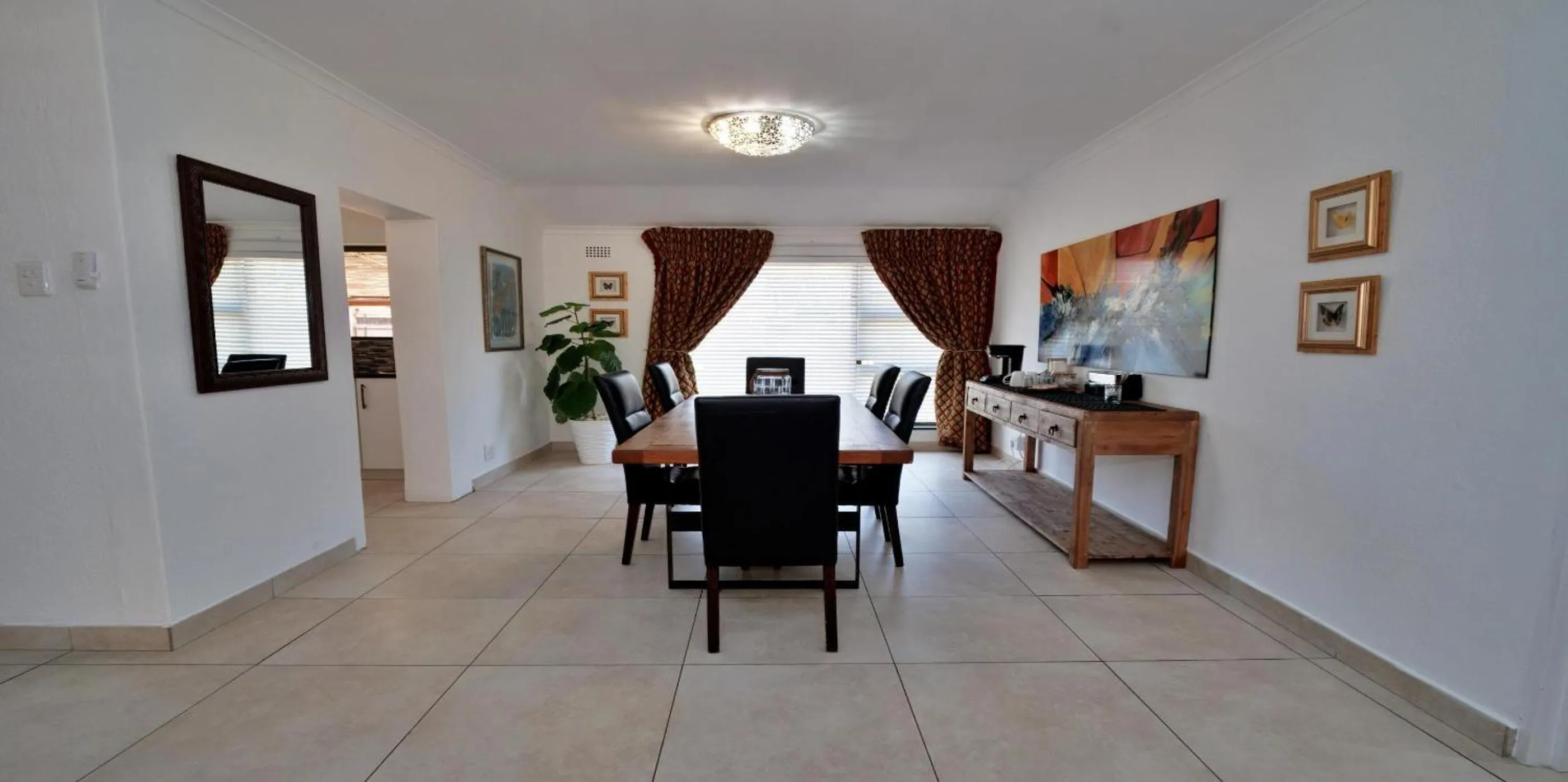 Dining area in Beachwood Inn Melkbosstrand