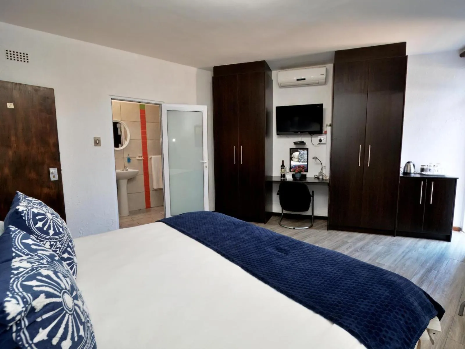 Photo of the whole room, Bed in Beachwood Inn Melkbosstrand