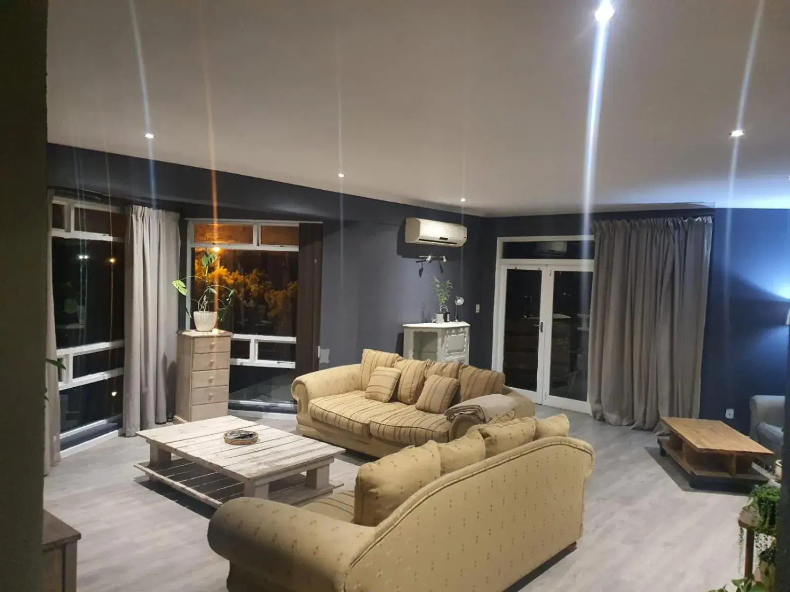 Three-Bedroom Apartment with Balcony in Beachwood Inn Melkbosstrand Three-Bedroom Apartment with Balcony in Beachwood Inn Melkbosstrand